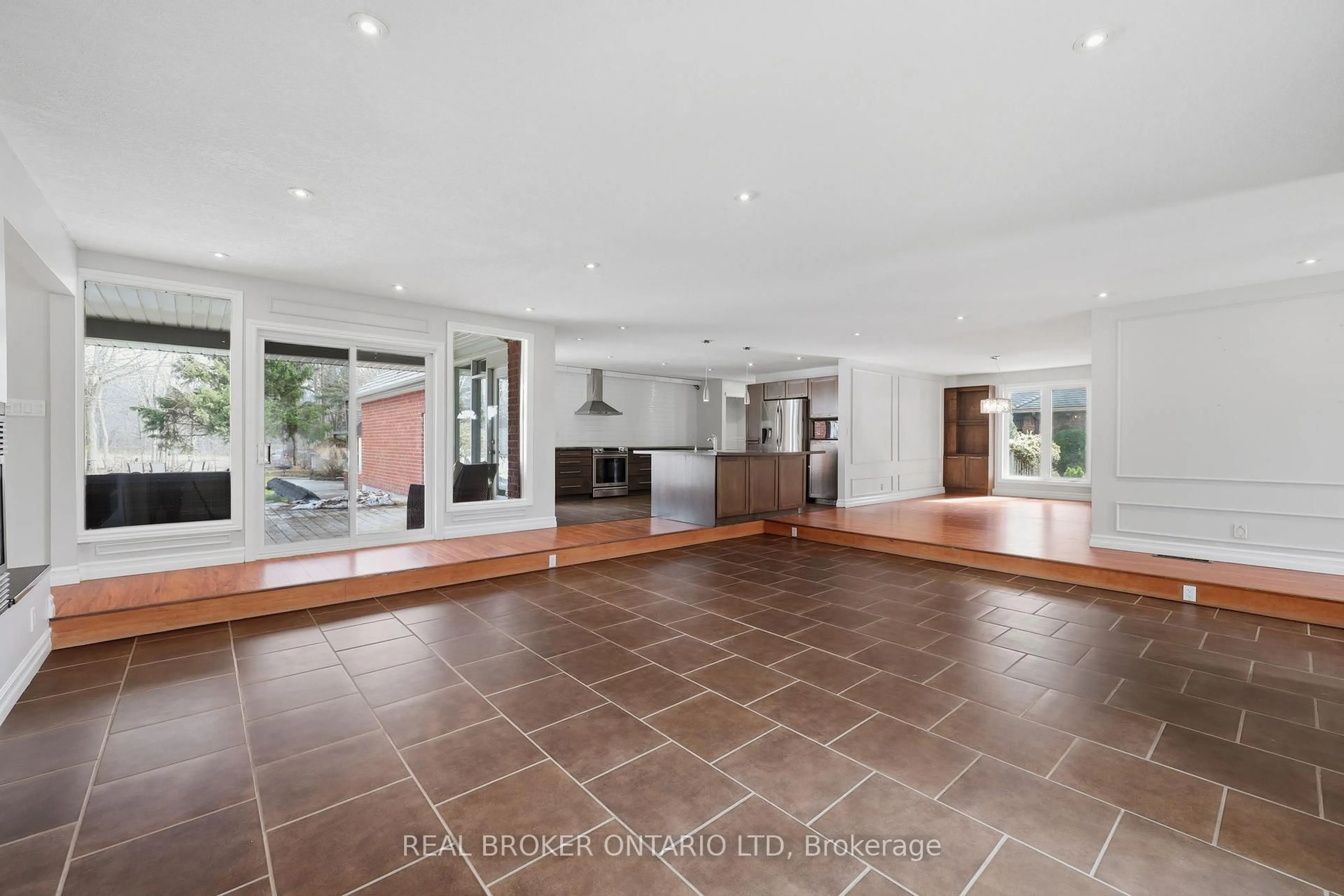 Indoor foyer for 6152 Bostwick Rd, Central Elgin Ontario N0L 2L0