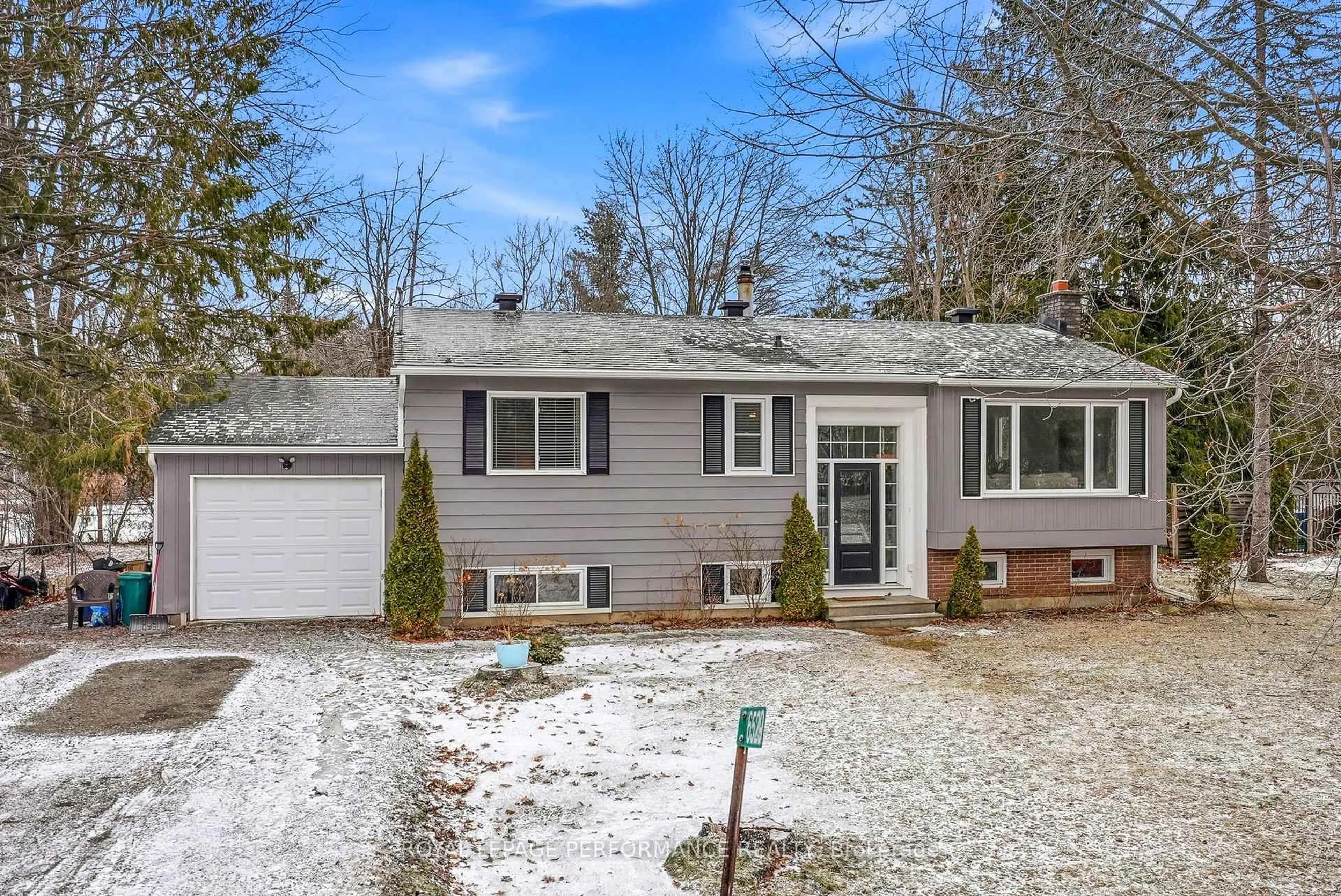 Home with vinyl exterior material, street for 6529 Rideau Valley Dr, Manotick Ontario K4M 1B3