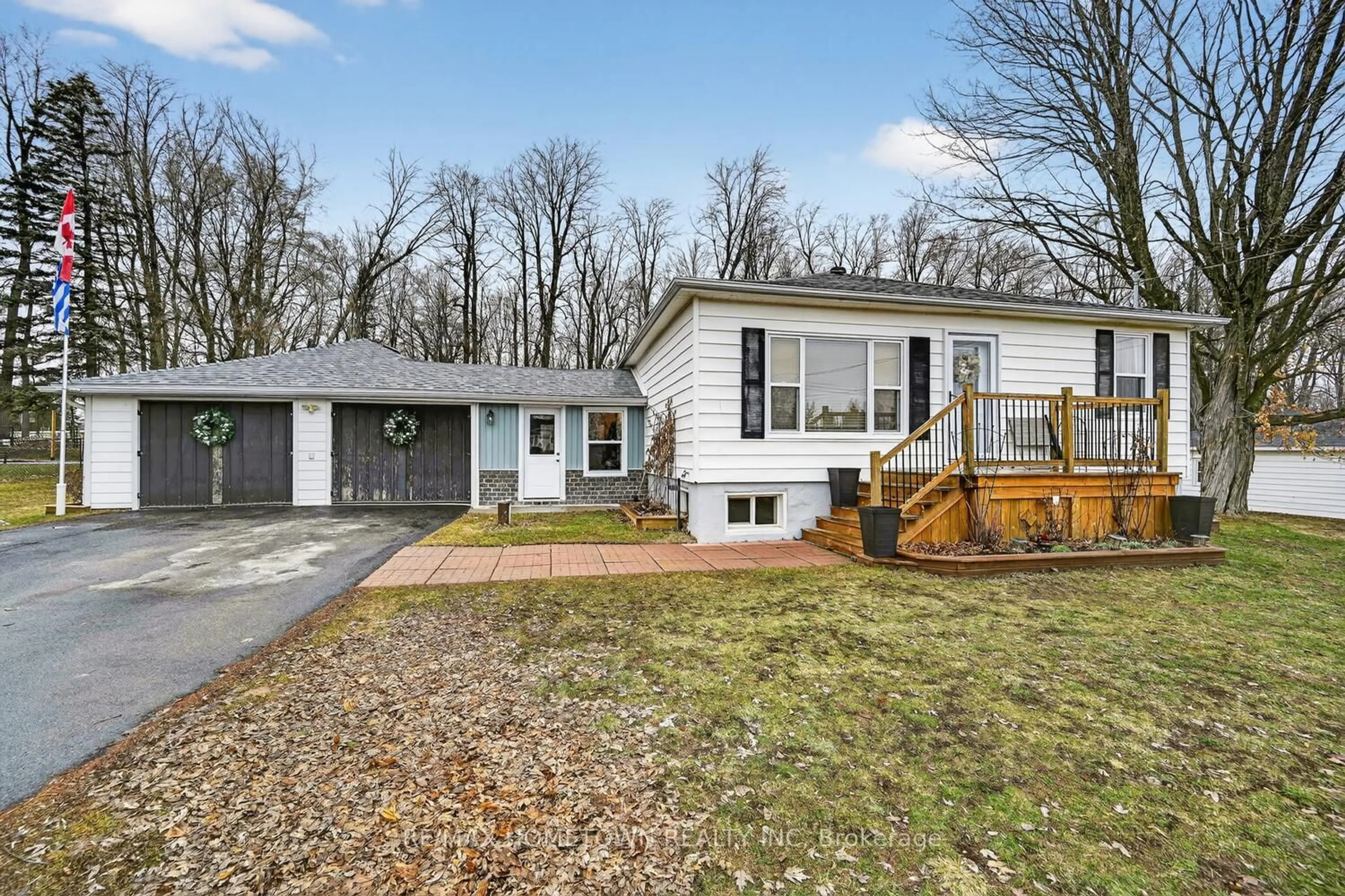 Home with vinyl exterior material, street for 2213 Meadowview Dr, Augusta Ontario K6V 5T1