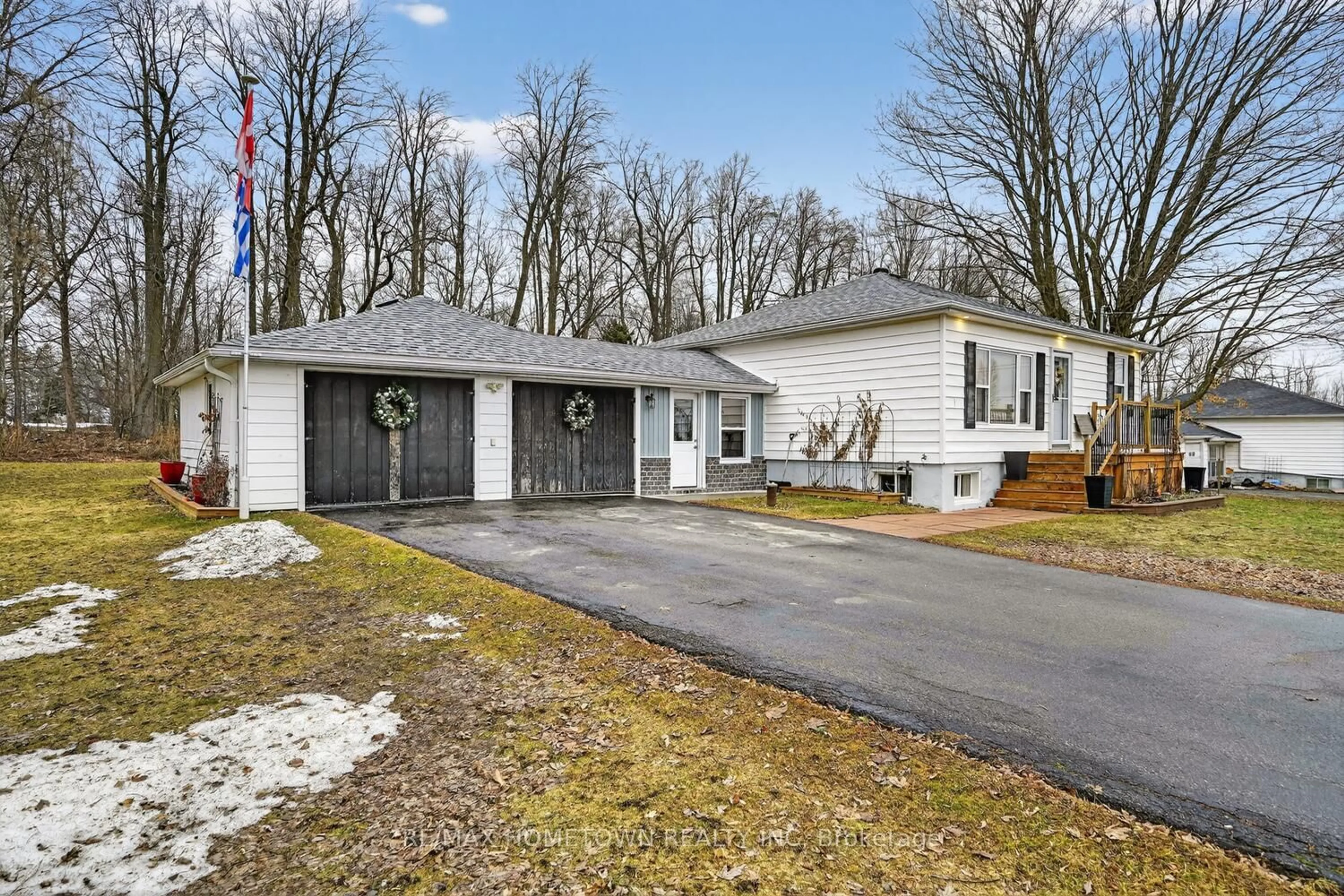 Home with vinyl exterior material, street for 2213 Meadowview Dr, Augusta Ontario K6V 5T1