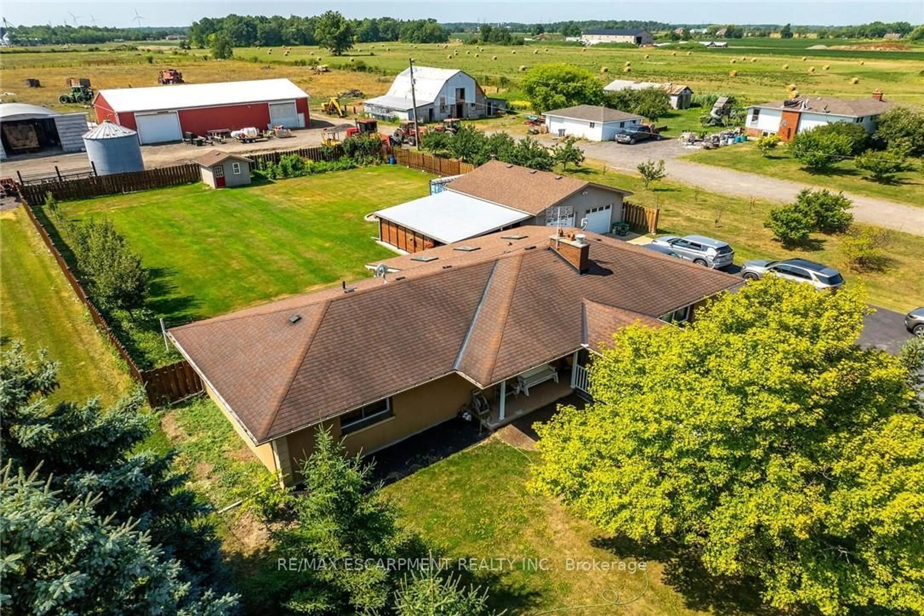 A pic from outside/outdoor area/front of a property/back of a property/a pic from drone, building for 982 HIGHLAND Rd, Hamilton Ontario L8J 3G9
