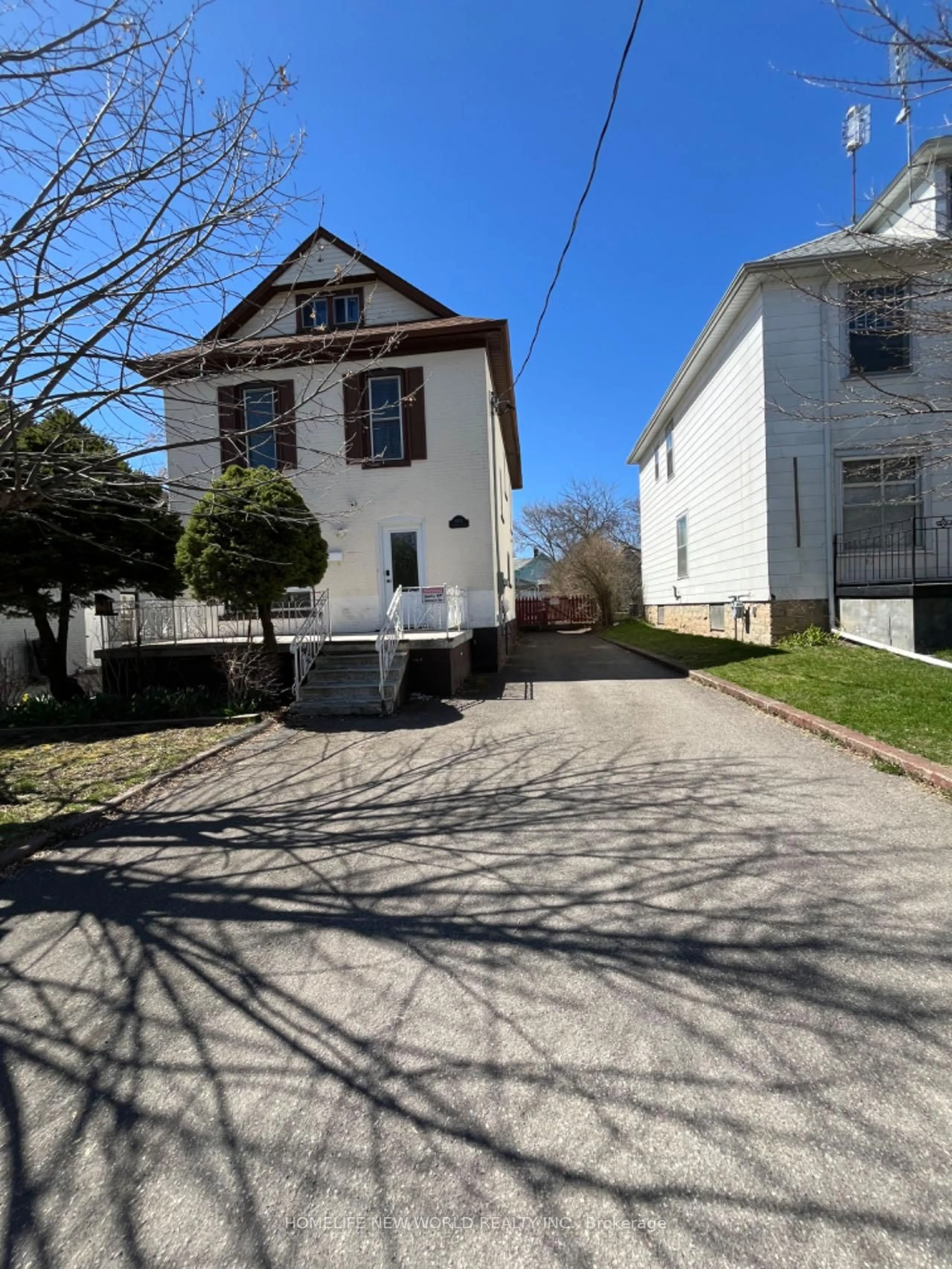 A pic from outside/outdoor area/front of a property/back of a property/a pic from drone, street for 5021 Saint Clair Ave, Niagara Falls Ontario L2E 3T8