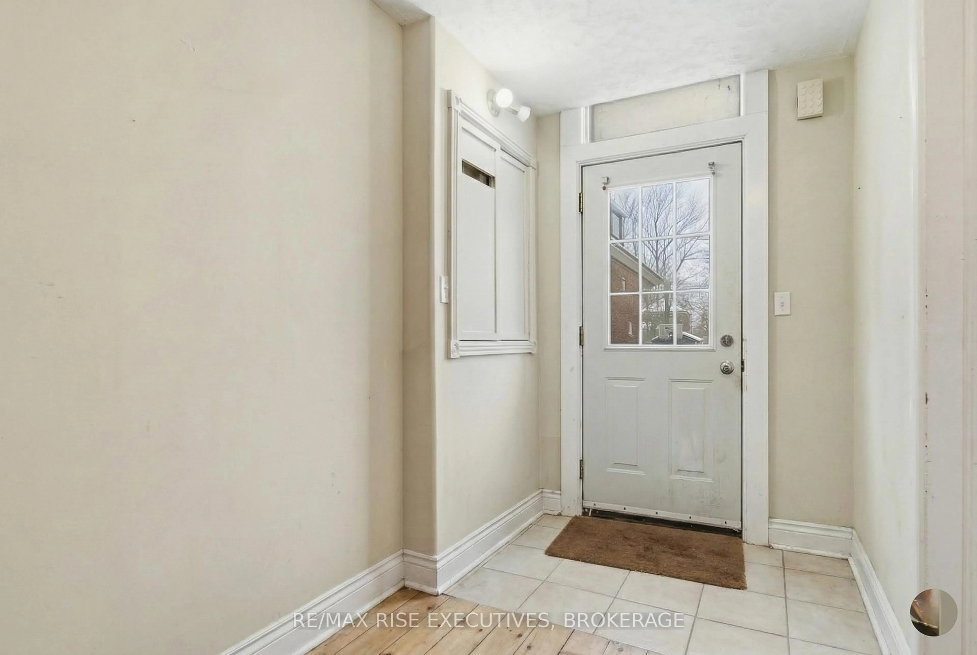 Indoor entryway for 480 Victoria St, Kingston Ontario K7L 3Z7