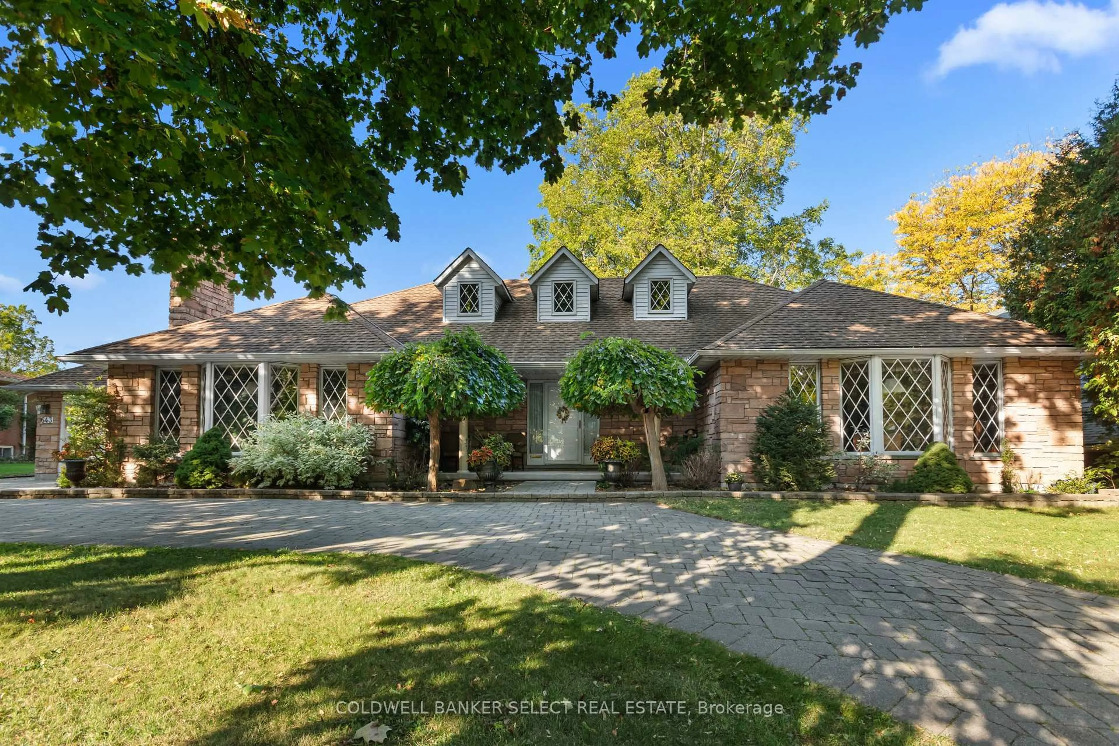 A pic from outside/outdoor area/front of a property/back of a property/a pic from drone, street for 643 Hendry Lane, Hamilton Ontario L9G 3E2