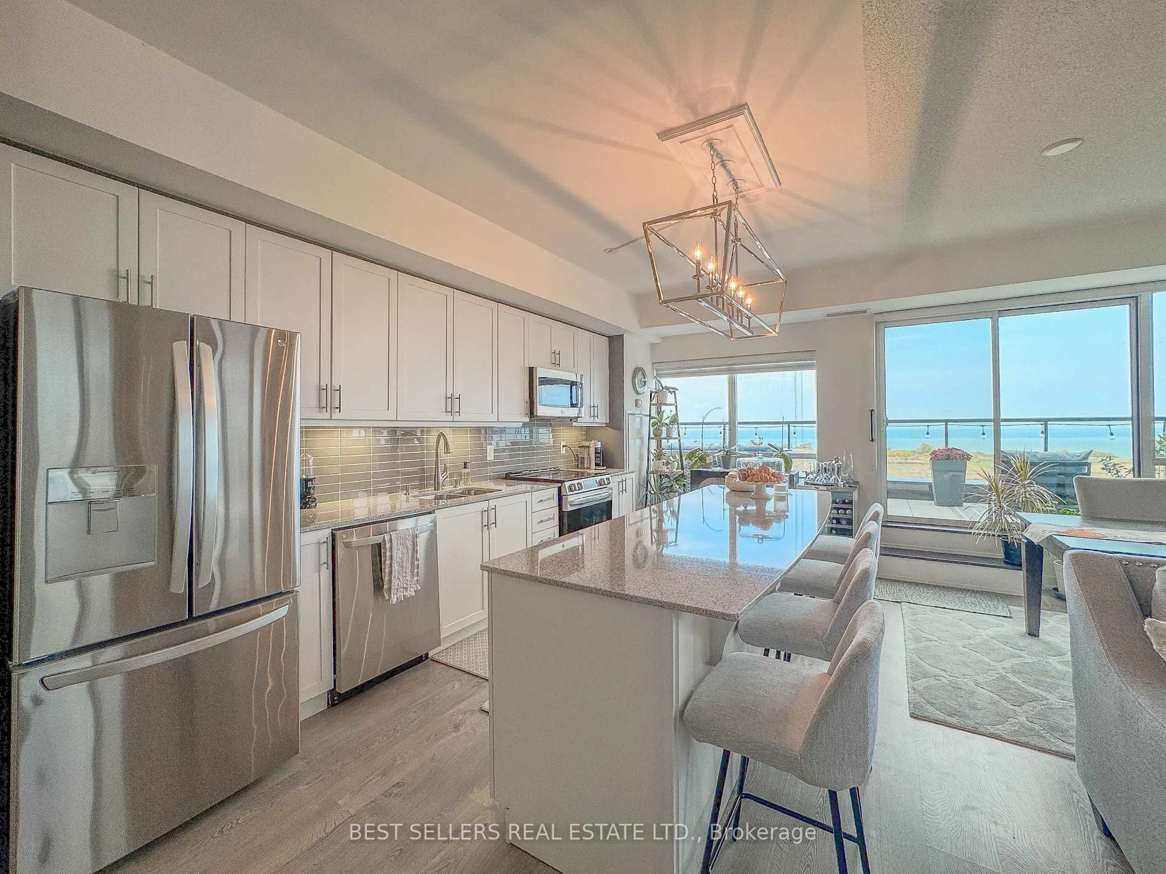 Open concept kitchen, ceramic/tile floor for 550 North Service Rd #607, Grimsby Ontario L3M 4E8