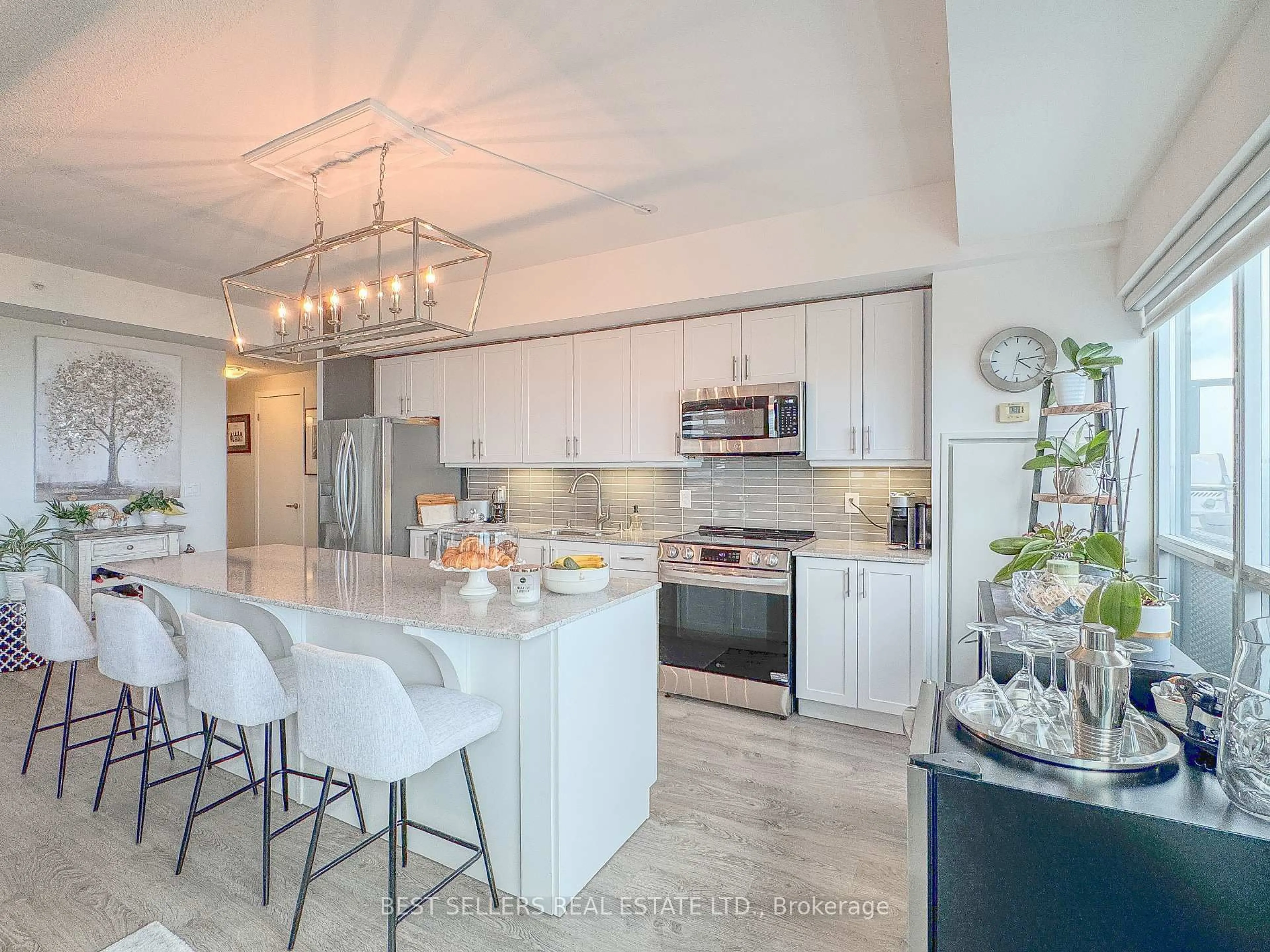 Open concept kitchen, ceramic/tile floor for 550 North Service Rd #607, Grimsby Ontario L3M 4E8