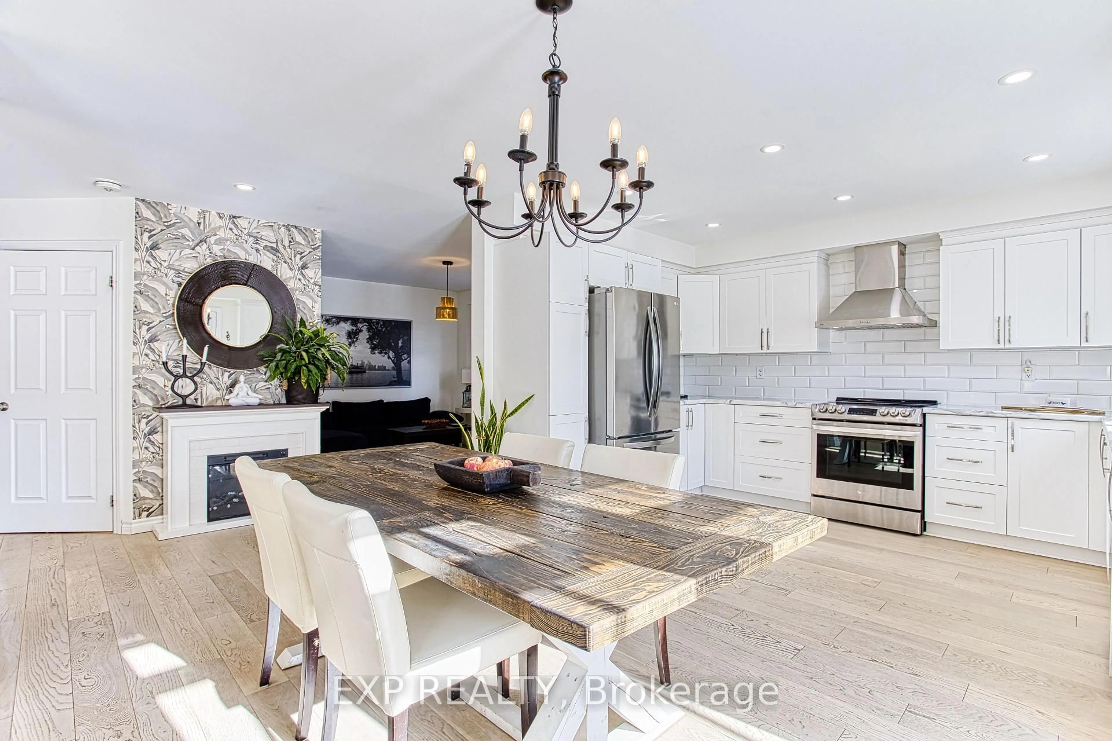 Open concept kitchen, wood/laminate floor for 32 Hudson Dr, Haldimand Ontario N0A 1E0