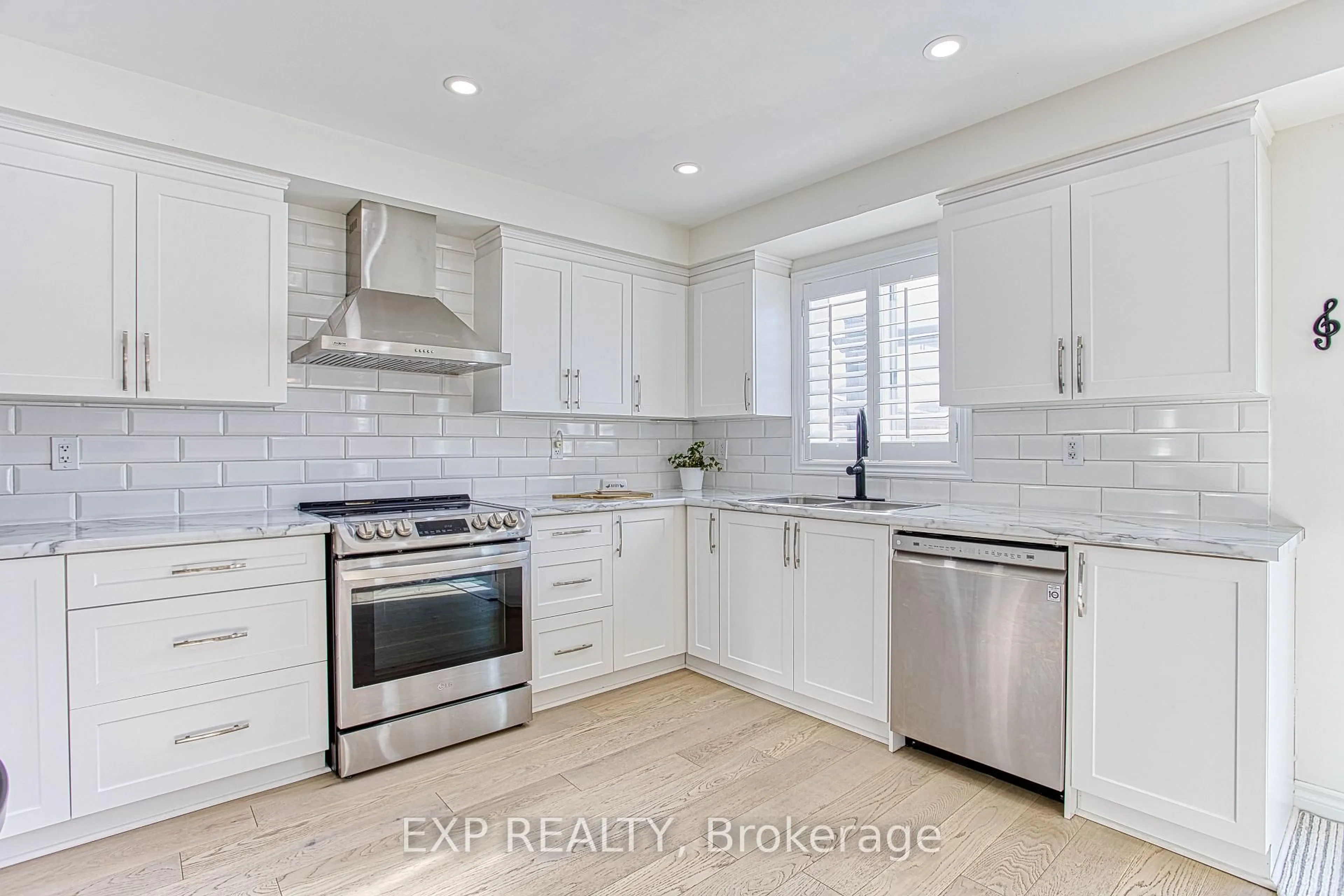 Open concept kitchen, ceramic/tile floor for 32 Hudson Dr, Haldimand Ontario N0A 1E0