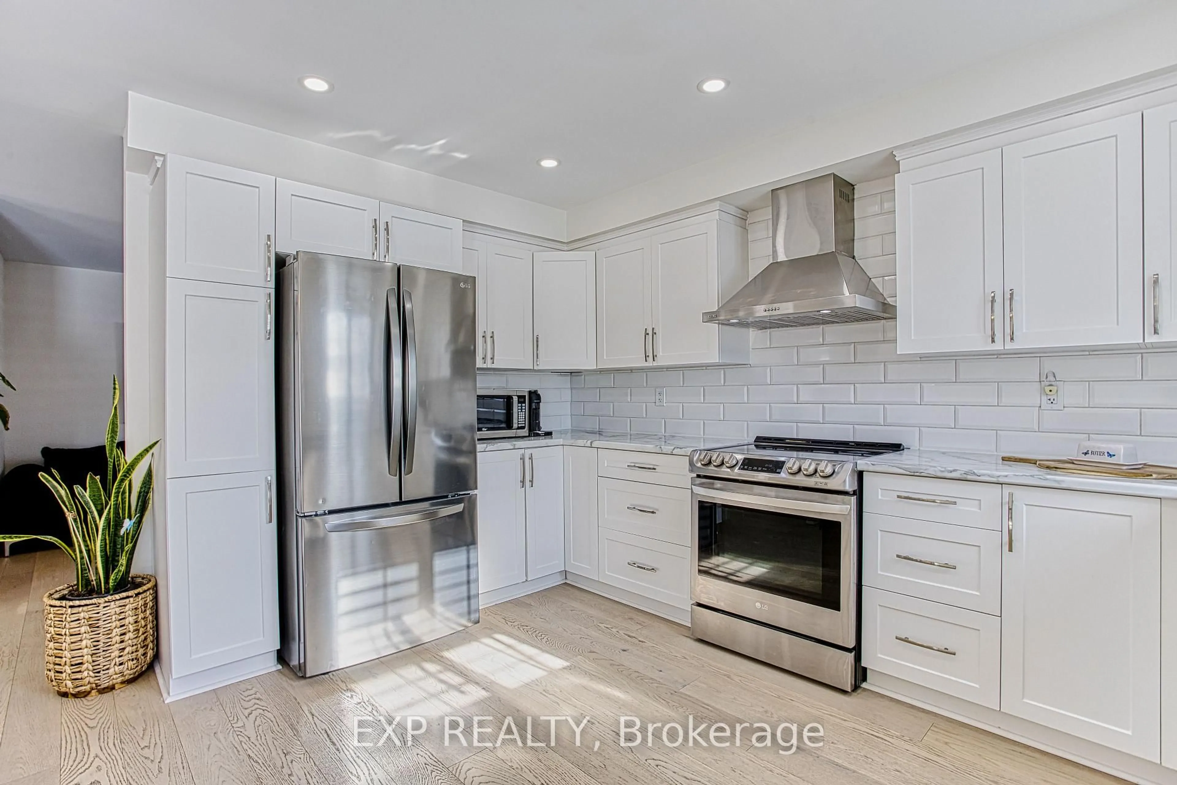 Open concept kitchen, ceramic/tile floor for 32 Hudson Dr, Haldimand Ontario N0A 1E0