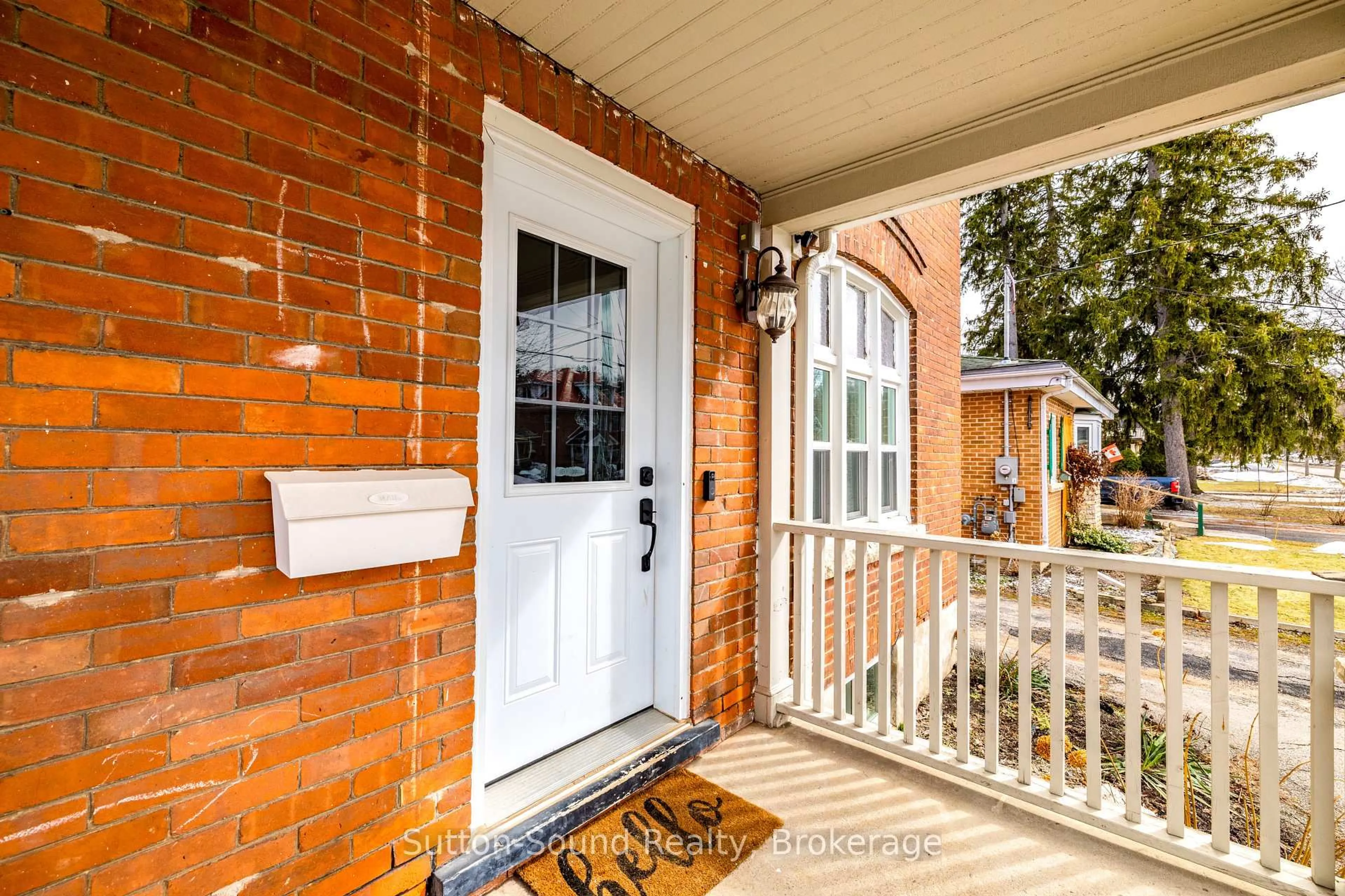 Indoor entryway for 425 2nd Ave, Owen Sound Ontario N4K 2G2