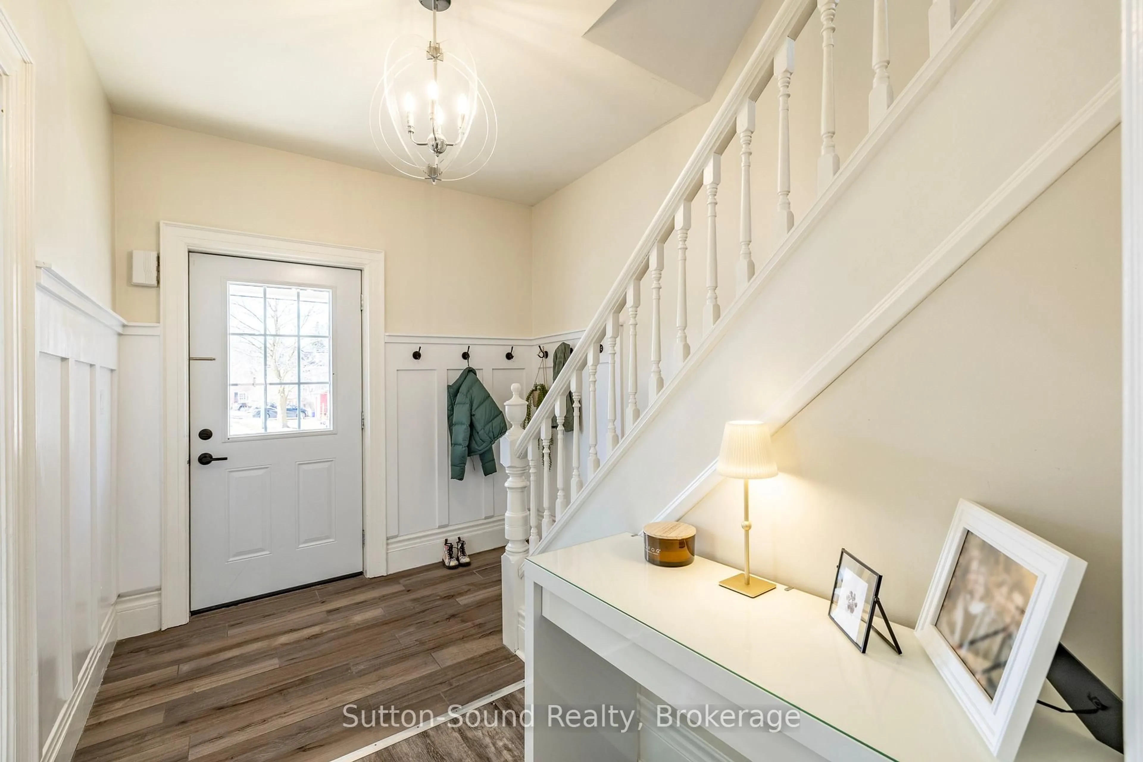 Indoor entryway for 425 2nd Ave, Owen Sound Ontario N4K 2G2