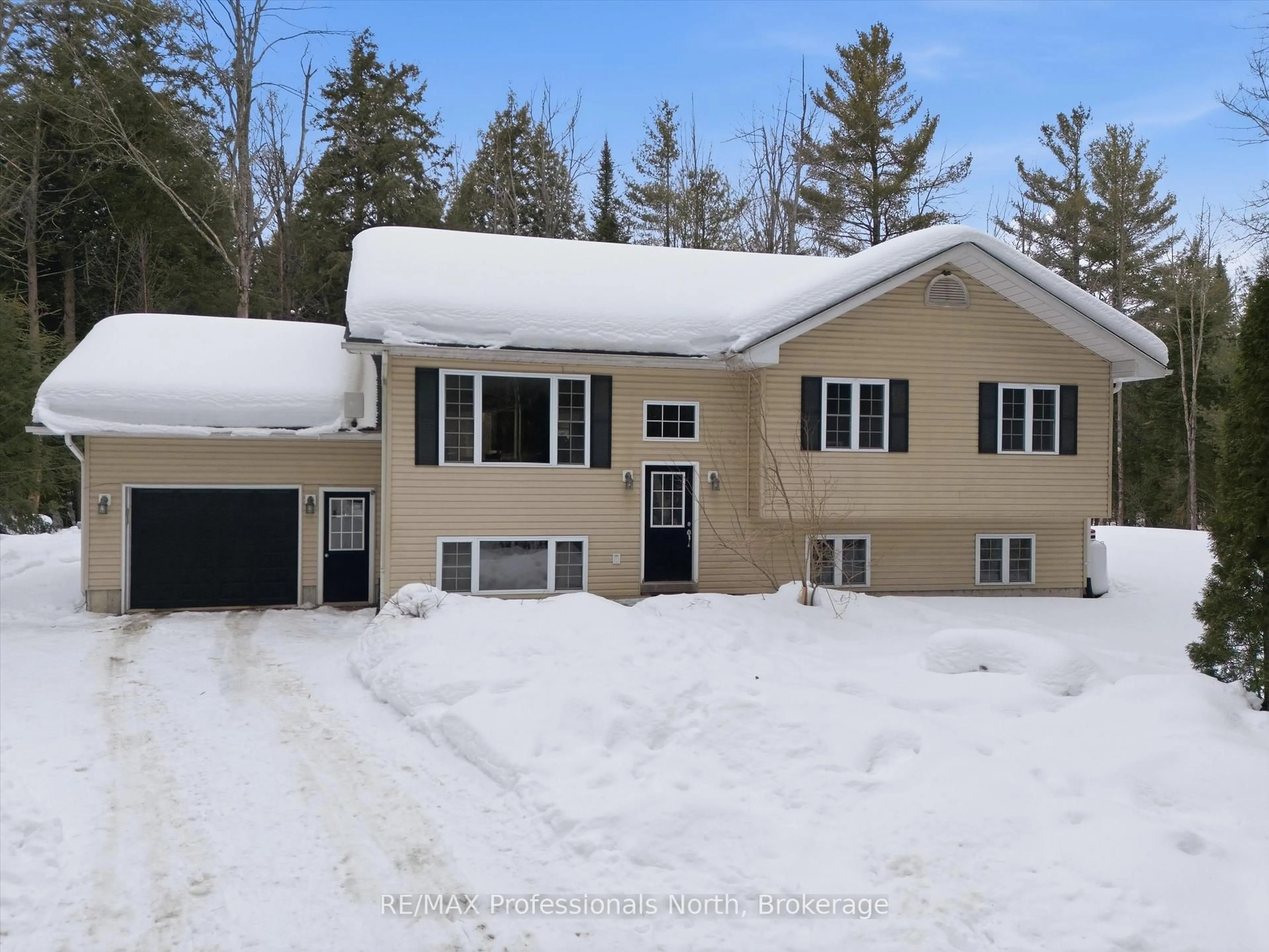 Home with vinyl exterior material, street for 1017 CHURCH HILL Rd, Bracebridge Ontario P1L 1X1