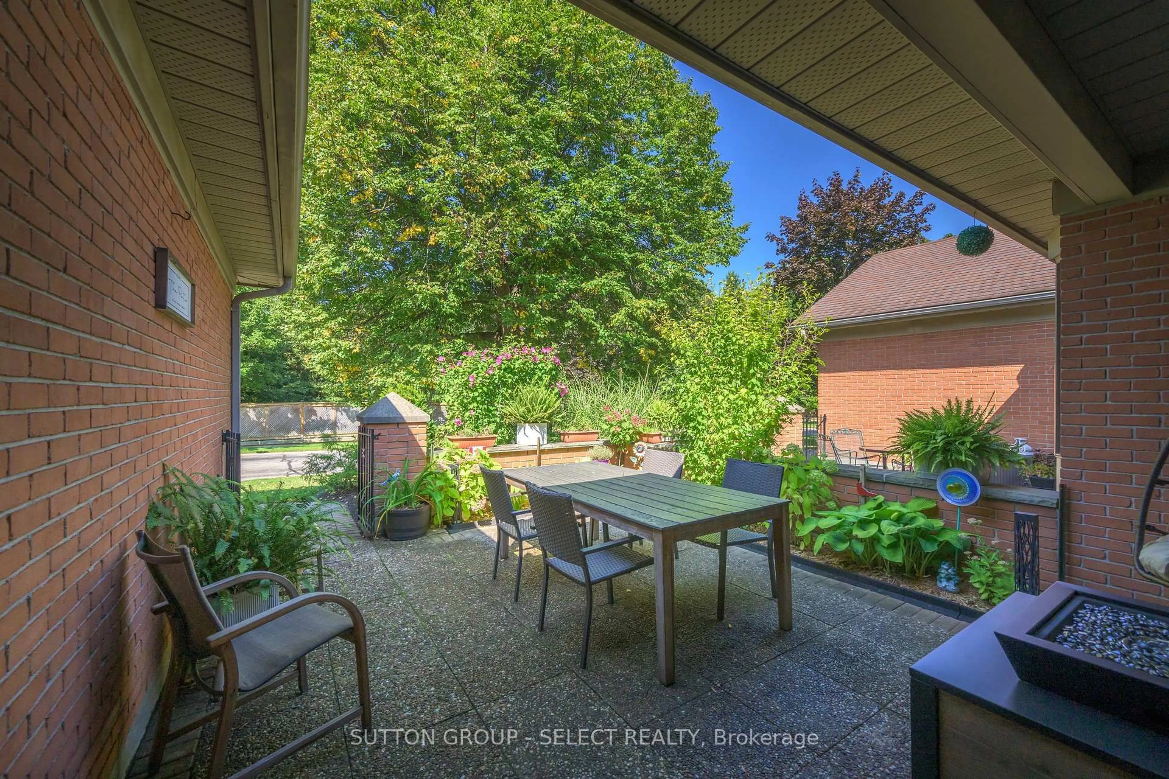 Patio, street for 40 Quinella Dr #28, London South Ontario N6K 4K9