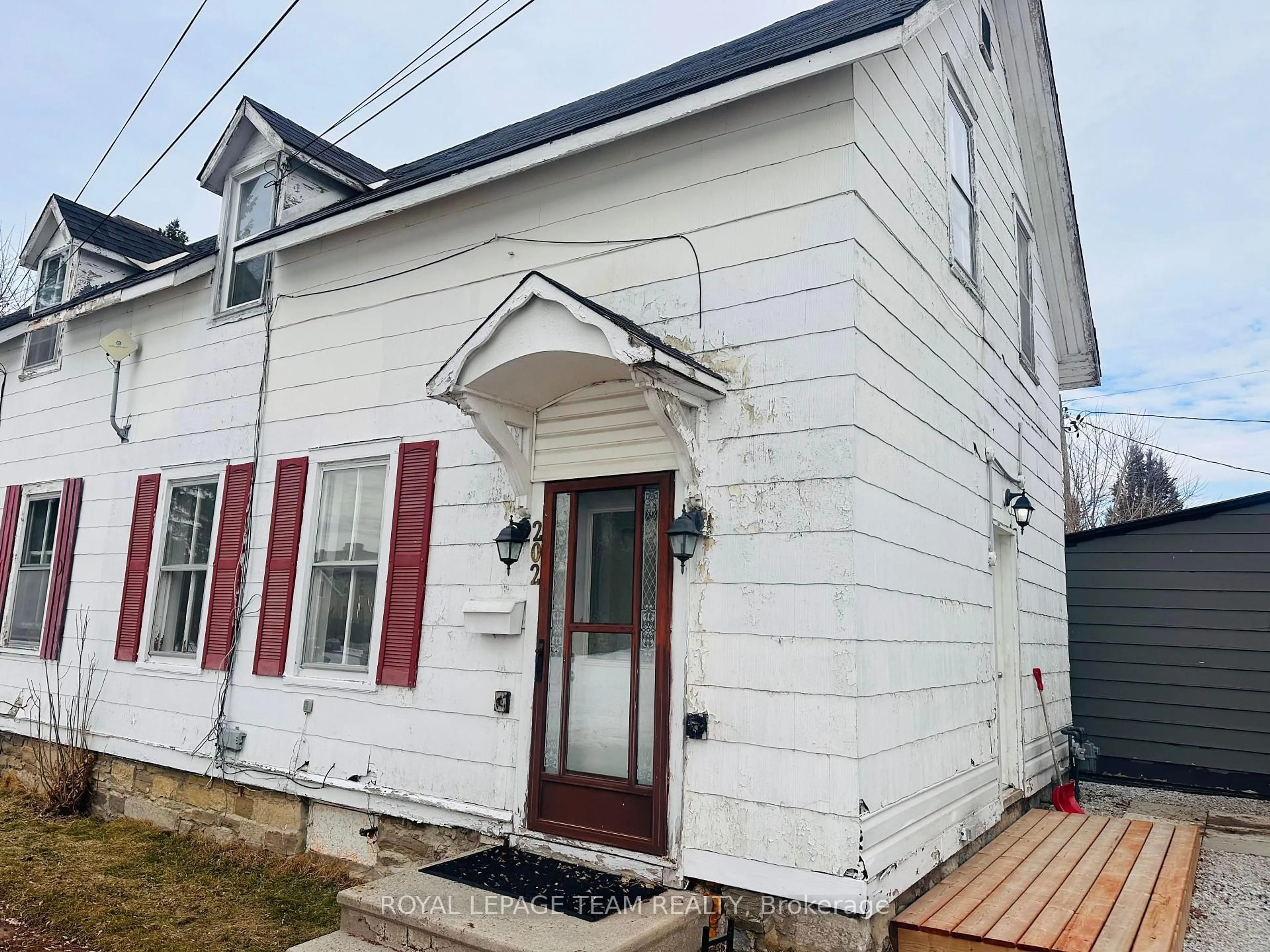 Home with vinyl exterior material, building for 202 Bell St, Arnprior Ontario K7S 2R4