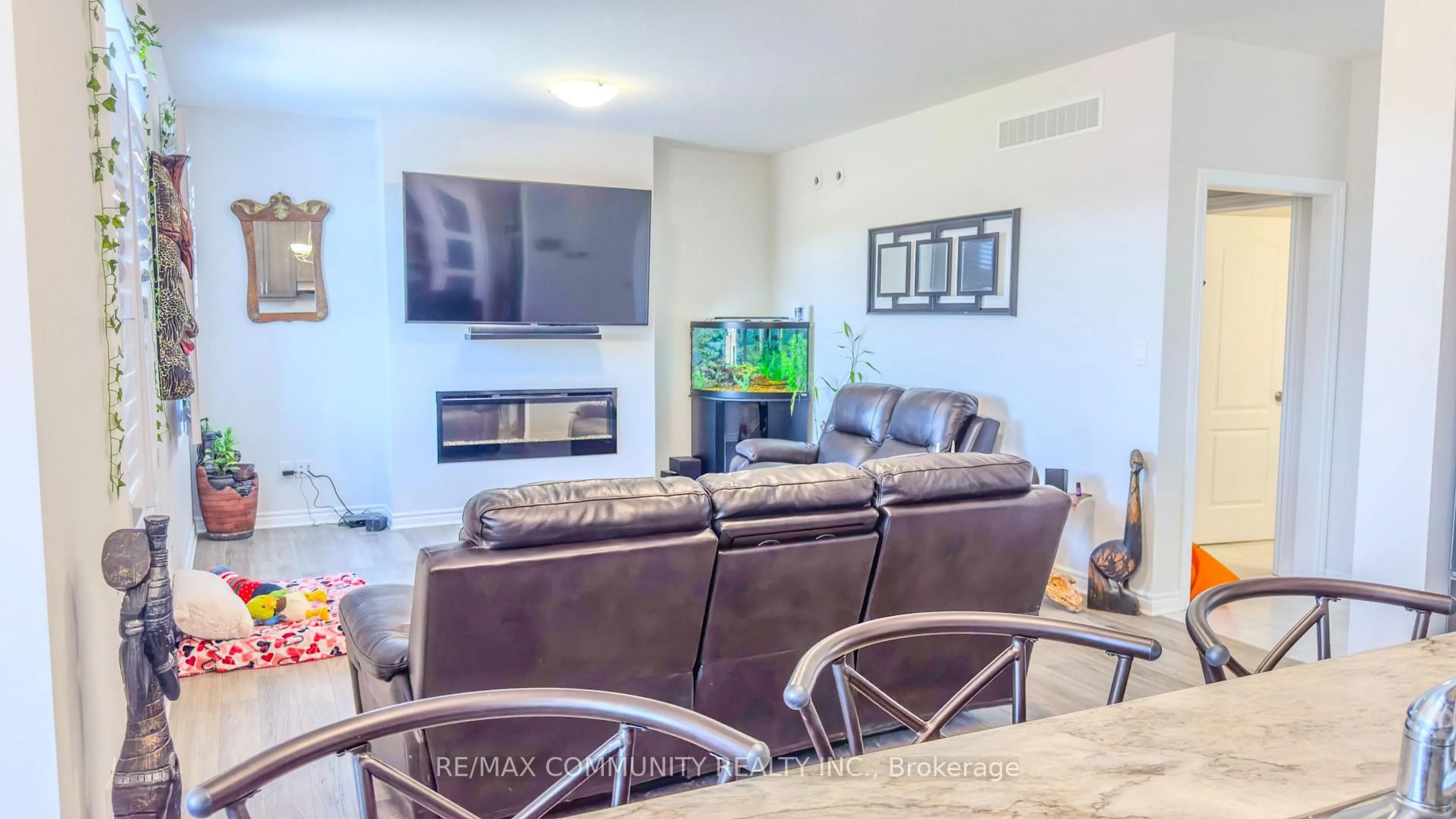 Living room with furniture, ceramic/tile floor for 3 Oxford Terr, St. Thomas Ontario N5R 0B5