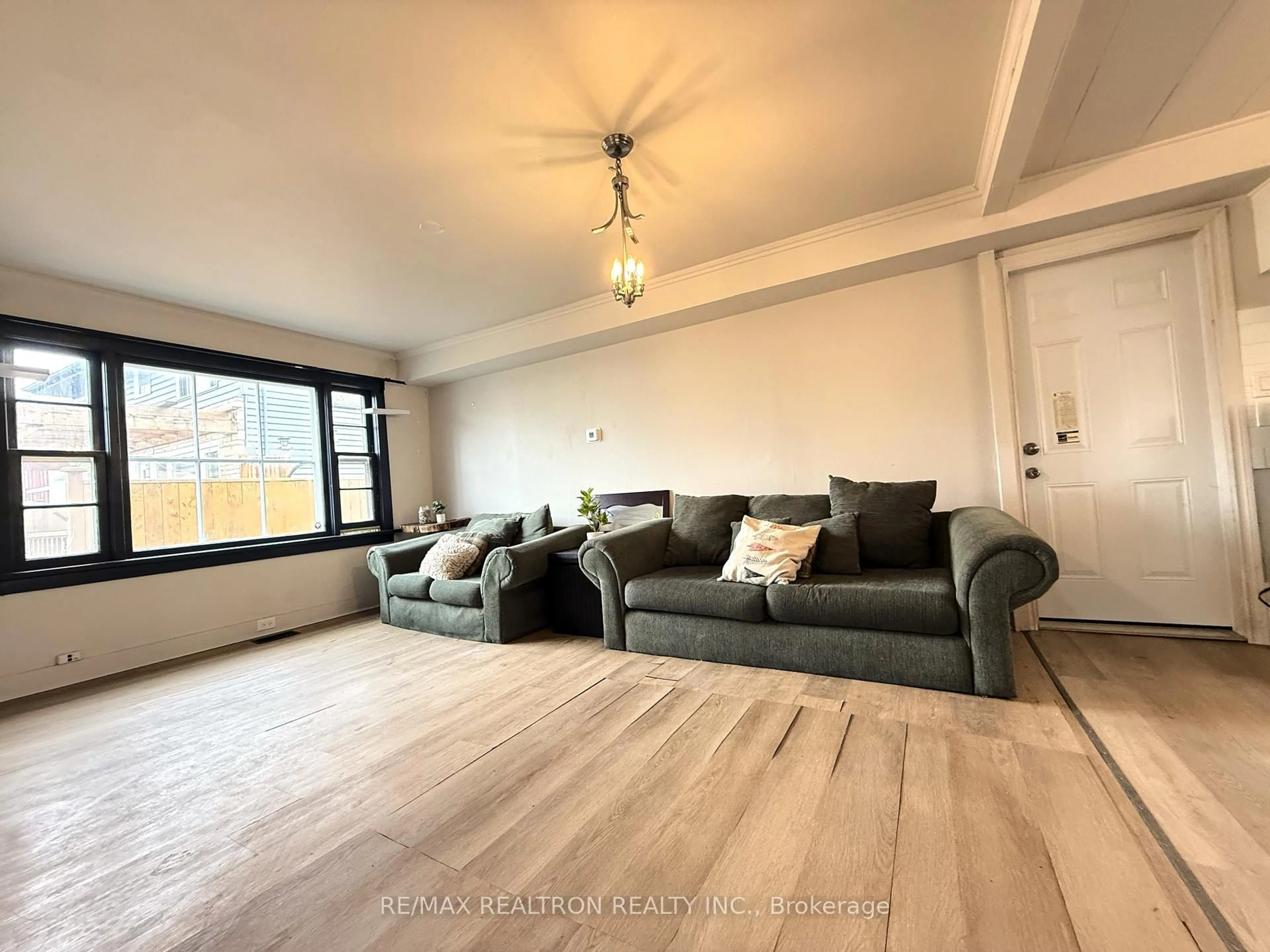 Living room with furniture, wood/laminate floor for 192 Lincoln Rd, Fort Erie Ontario L0S 1B0