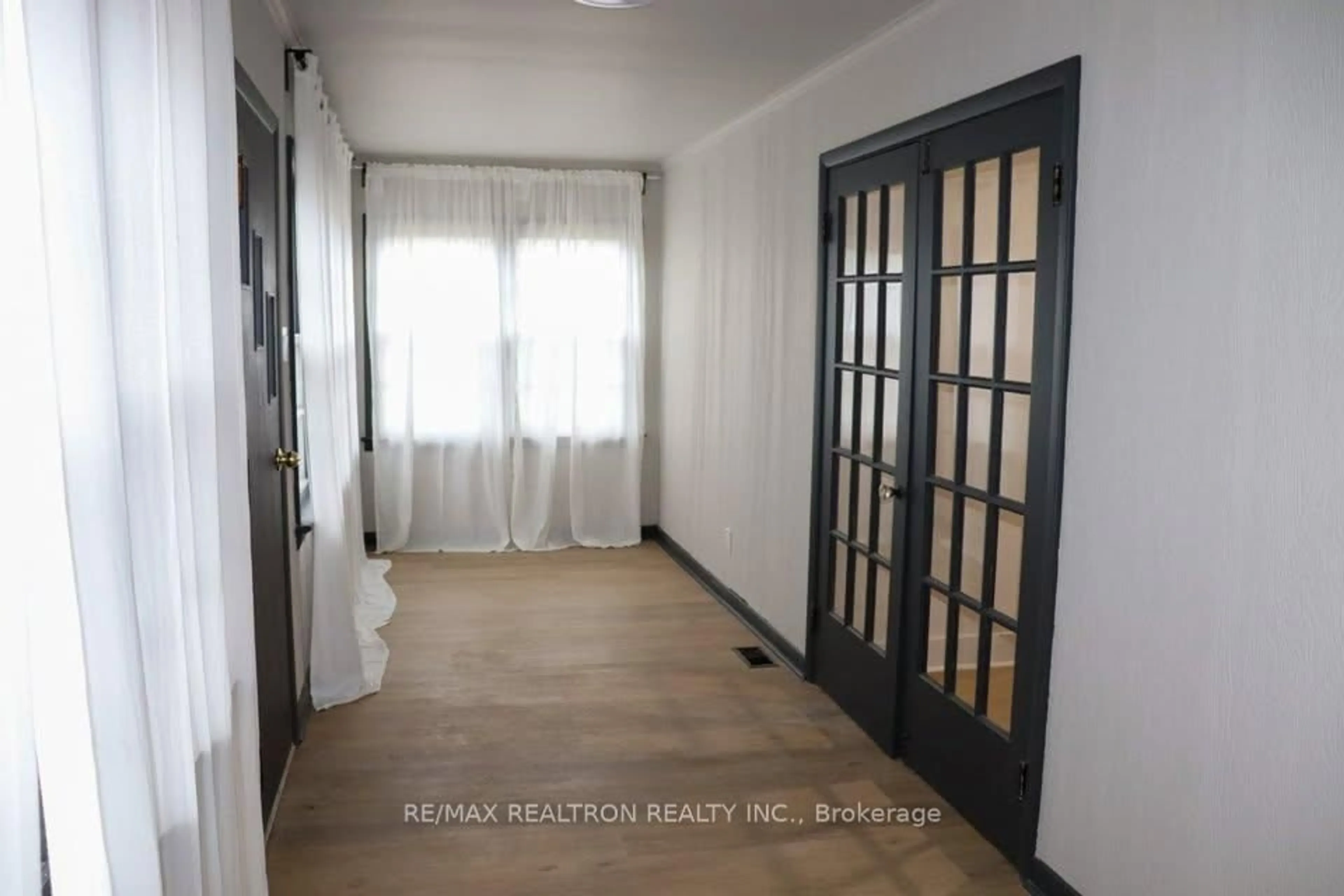 Indoor entryway for 192 Lincoln Rd, Fort Erie Ontario L0S 1B0