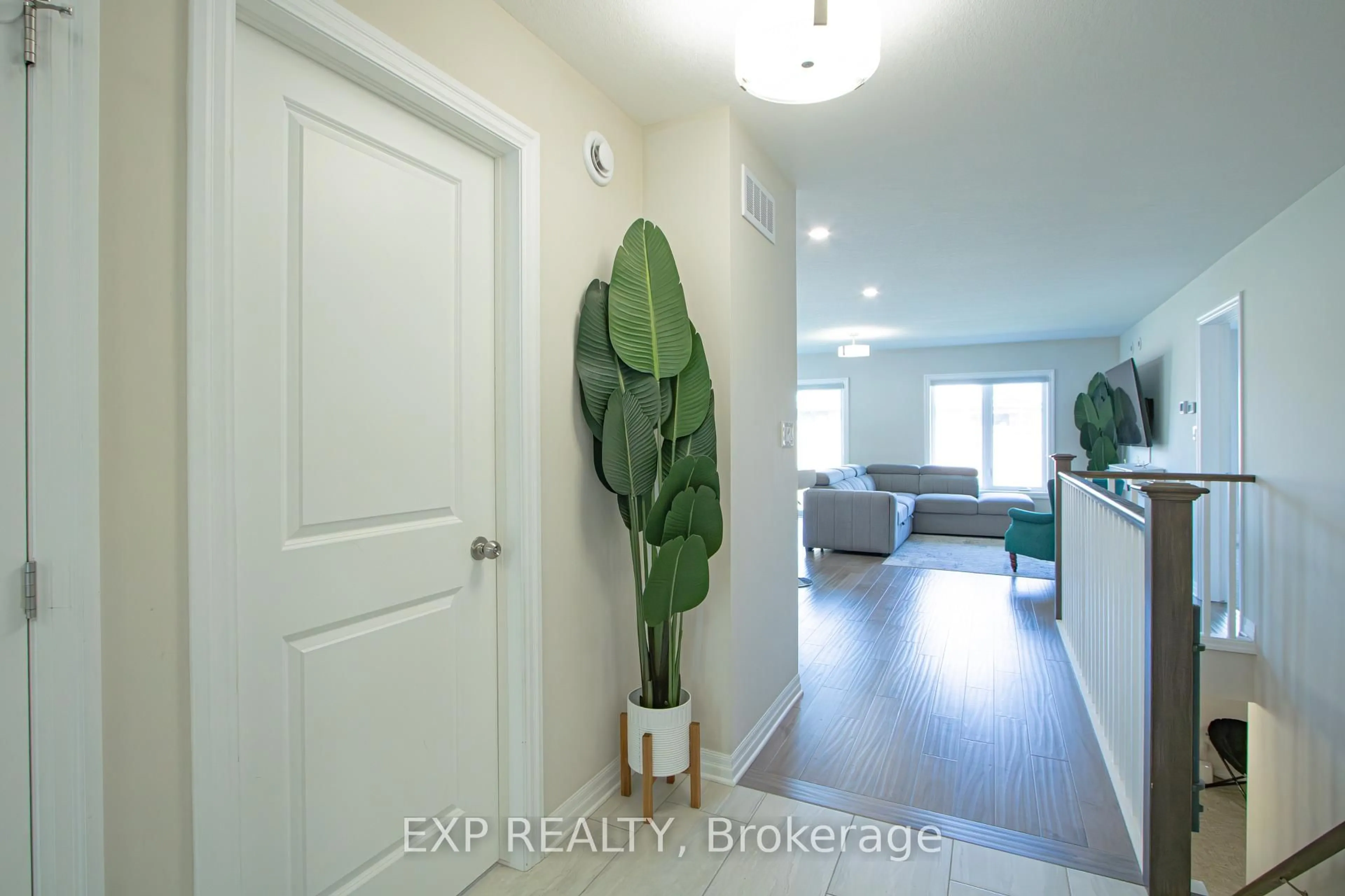 Indoor entryway for 17 Harlequin Crt, St. Thomas Ontario N5R 0L5