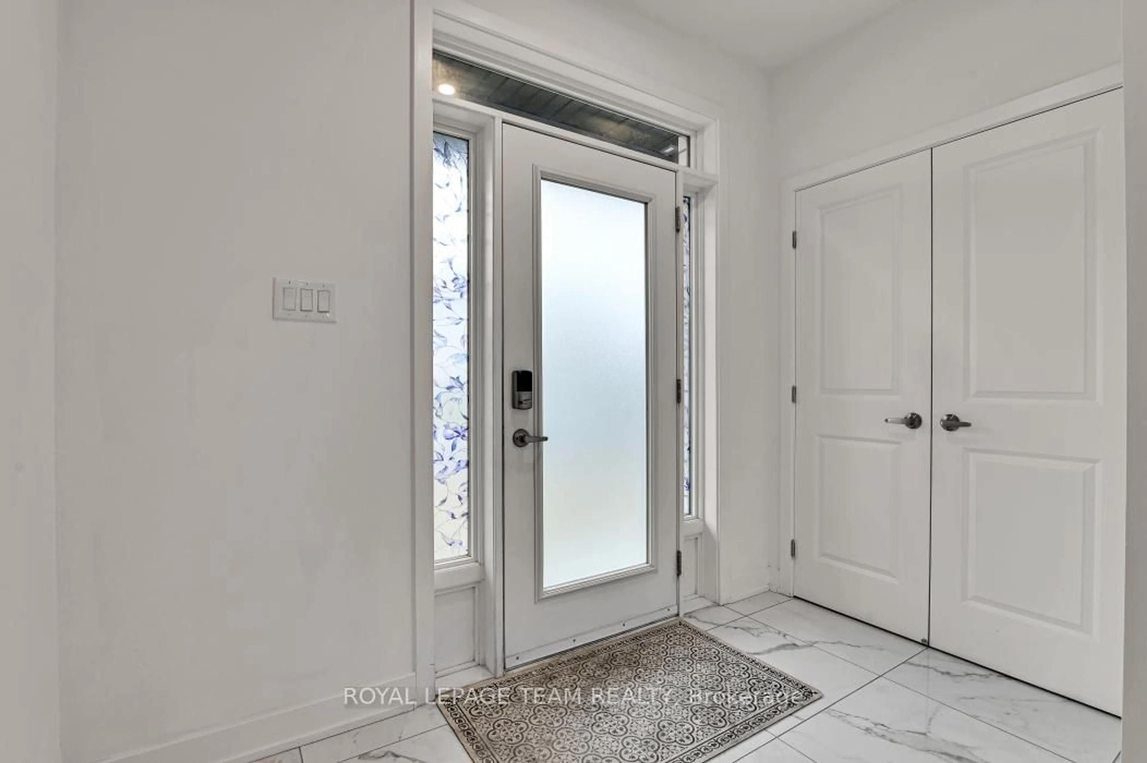 Indoor entryway for 912 Duxbury Lane, Ottawa Ontario K4M 0M2