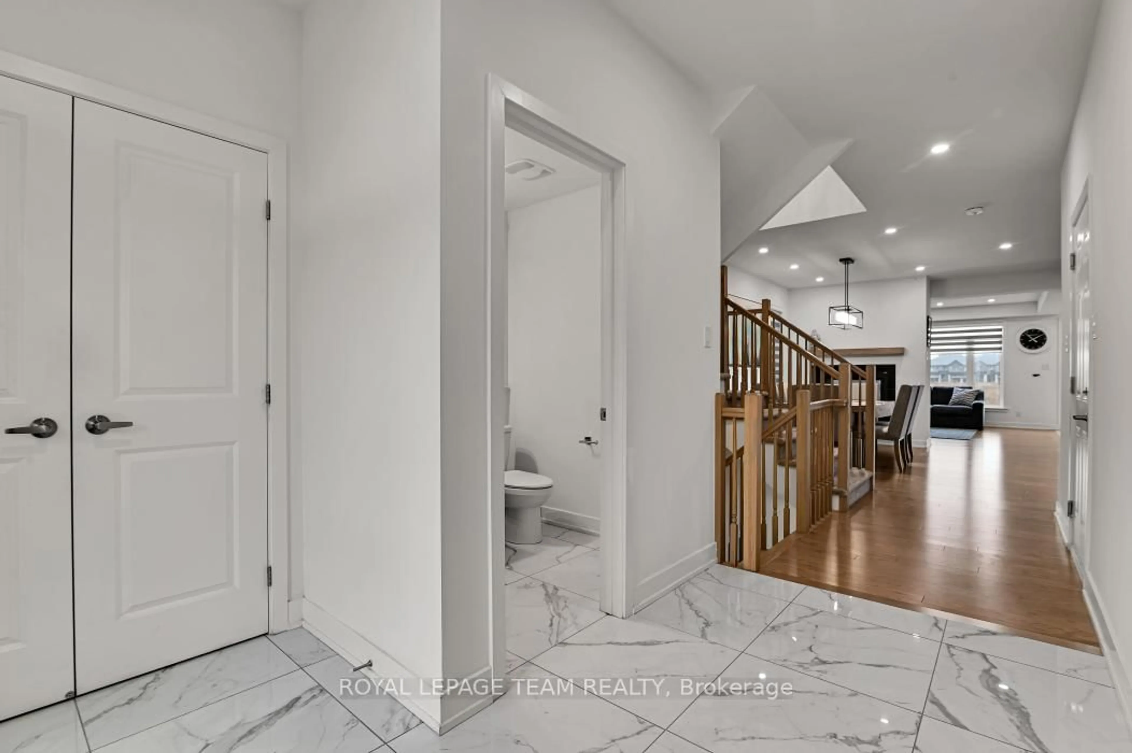 Indoor entryway for 912 Duxbury Lane, Ottawa Ontario K4M 0M2