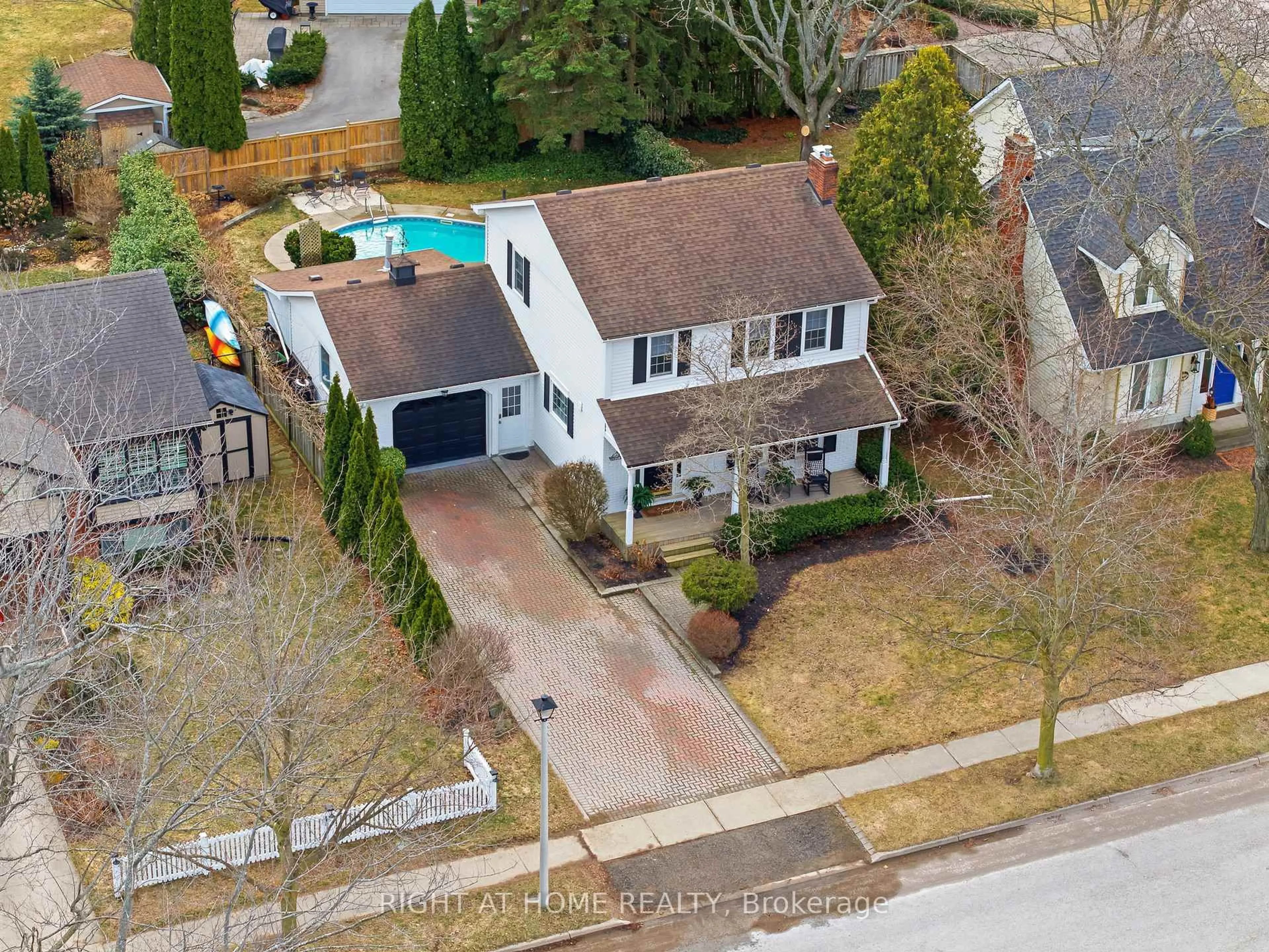 A pic from outside/outdoor area/front of a property/back of a property/a pic from drone, street for 620 Charlotte St, Niagara-on-the-Lake Ontario L0S 1J0