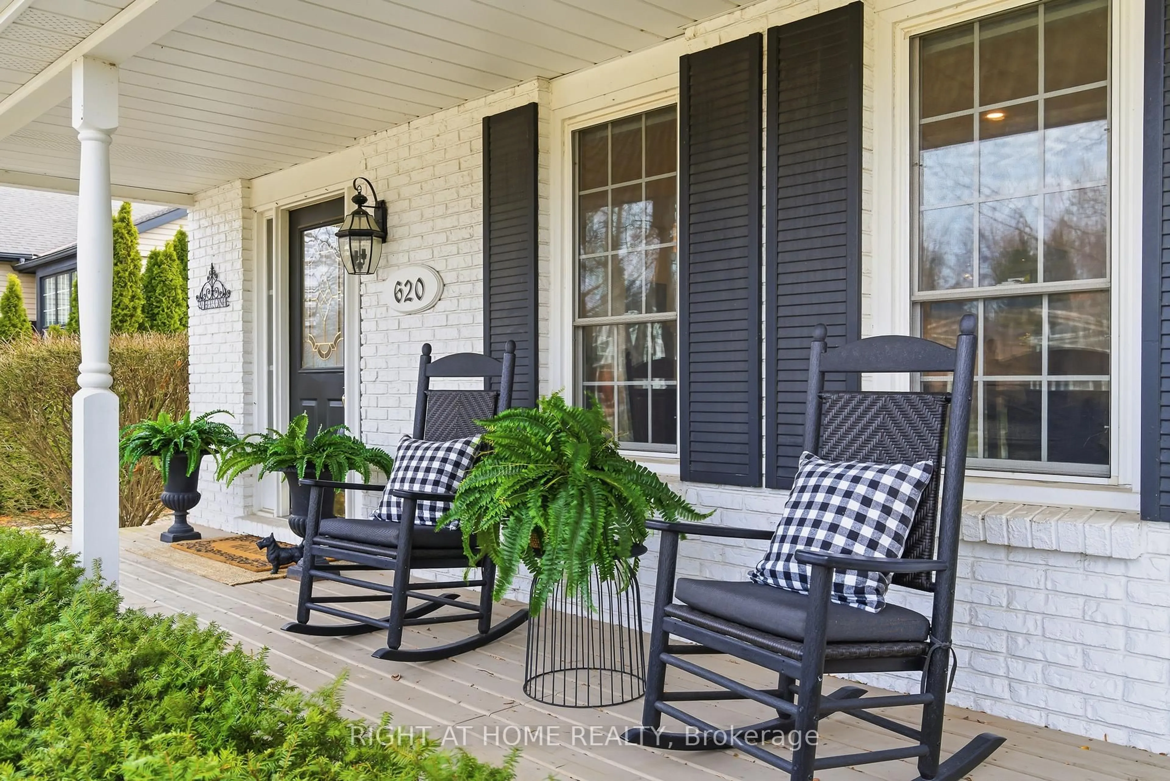 Patio, street for 620 Charlotte St, Niagara-on-the-Lake Ontario L0S 1J0