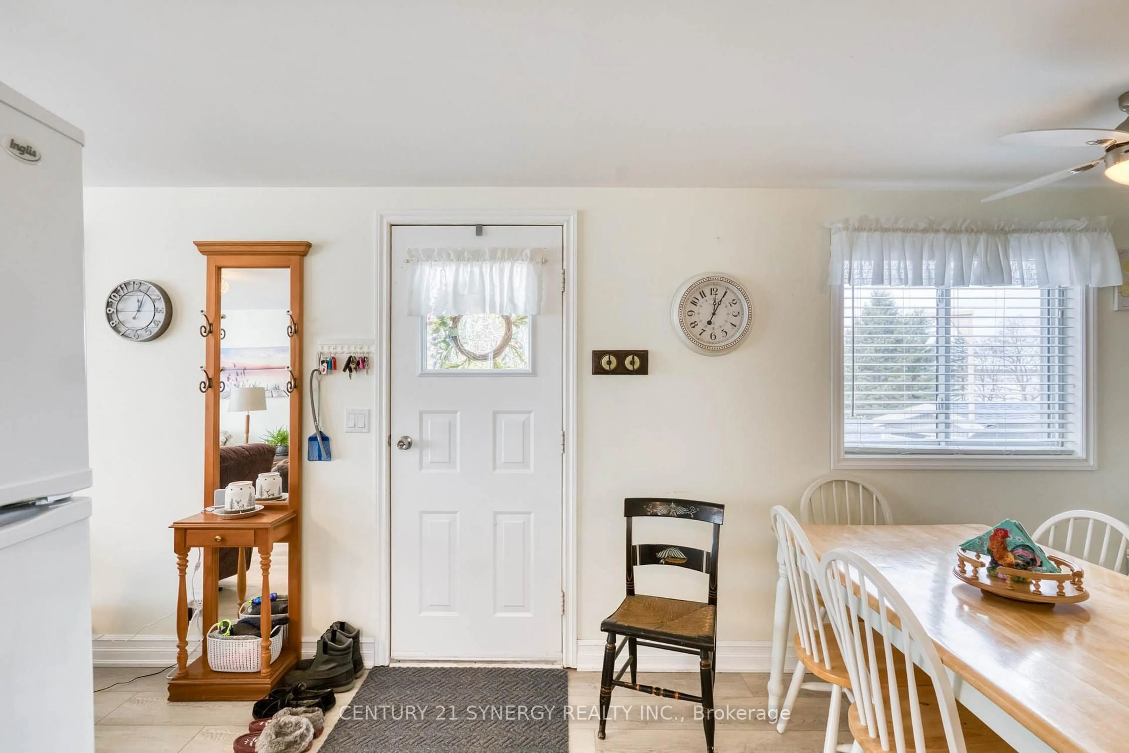 Indoor entryway for 204 Hillview Rd, Perth Ontario K7H 3C8