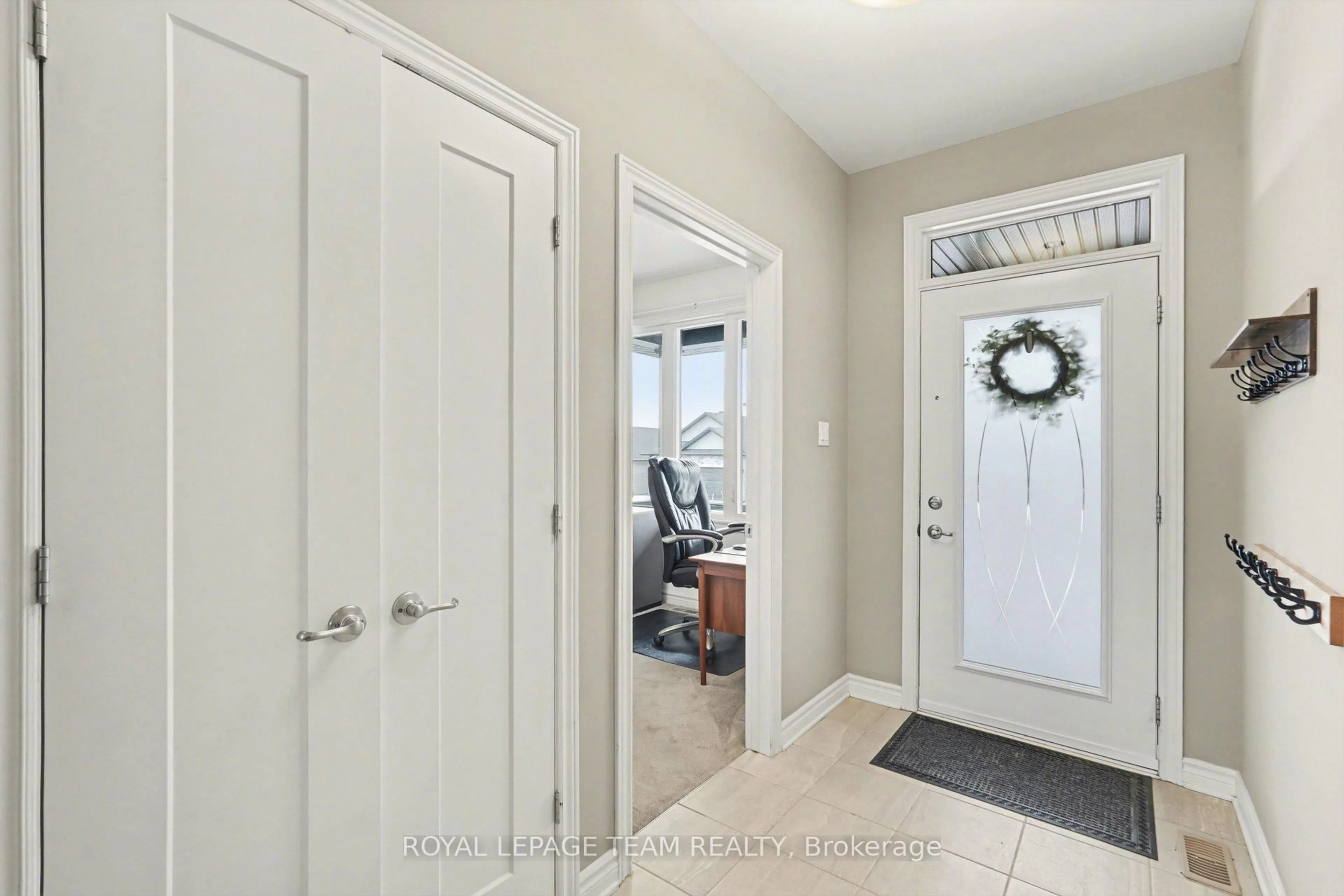 Indoor entryway for 855 Reaume St, Almonte Ontario K0A 1A0