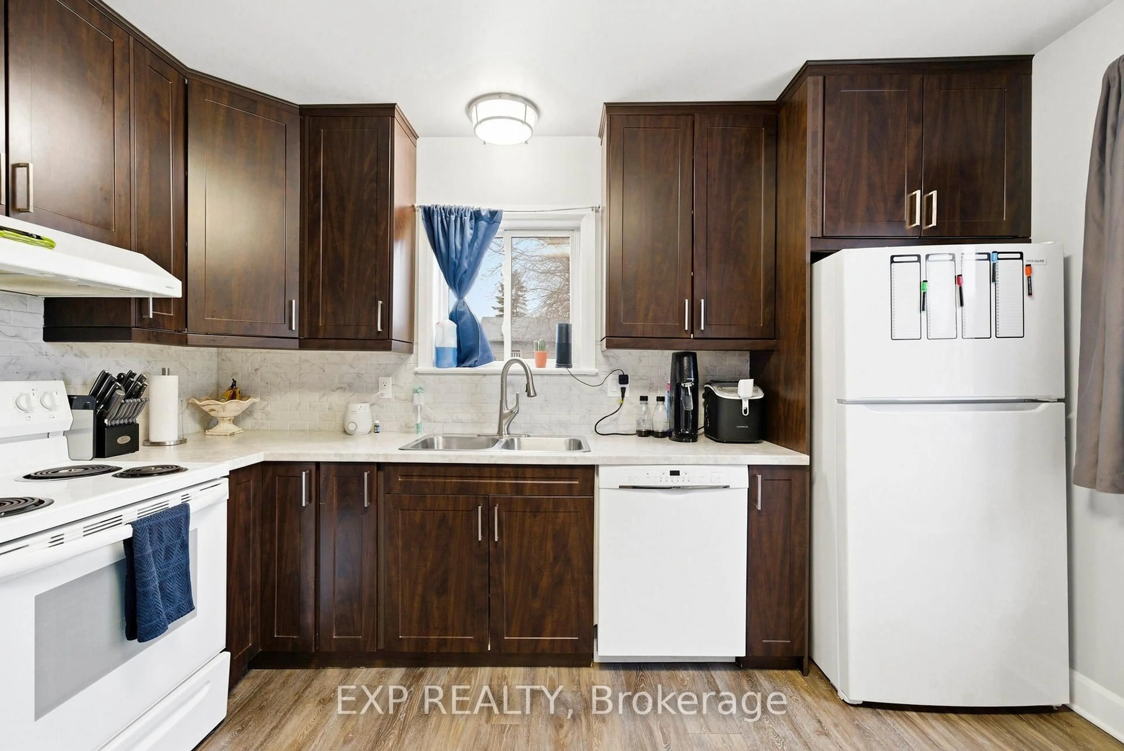 Standard kitchen, wood/laminate floor for 229 Fourth St, Cornwall Ontario K6J 2R9