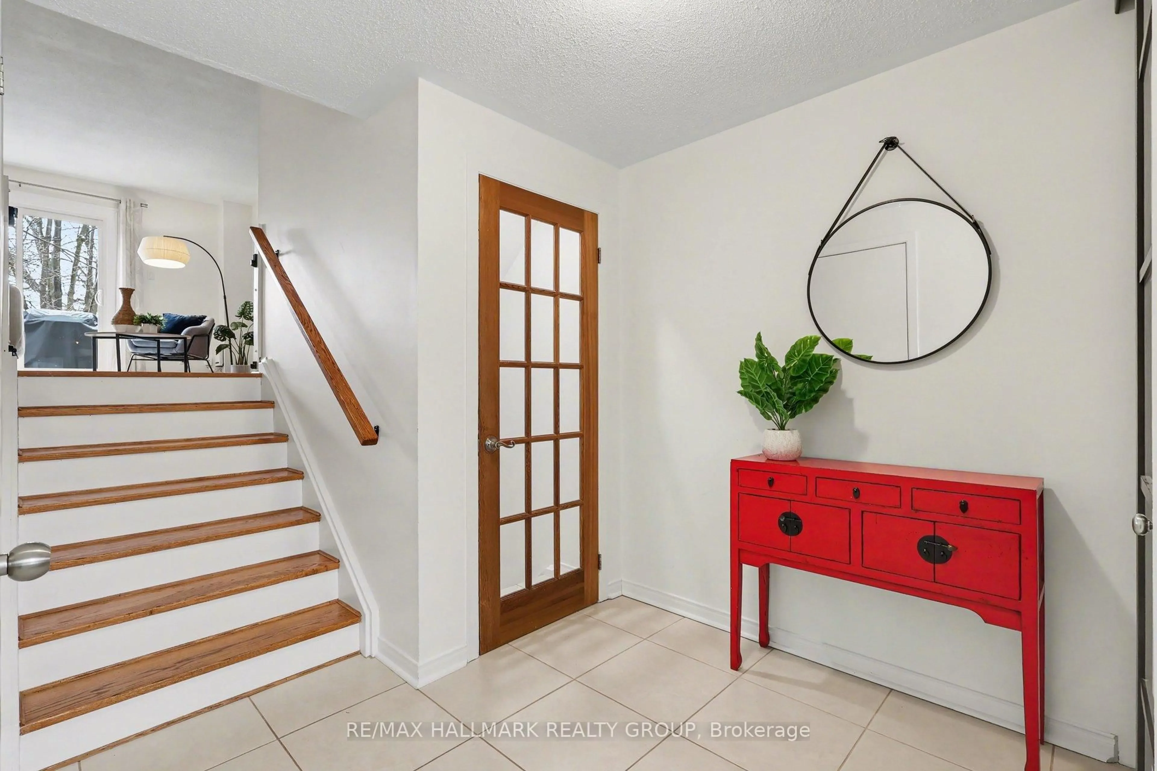 Indoor entryway for 77 Glen Park Dr #D, Ottawa Ontario K1B 3Z1