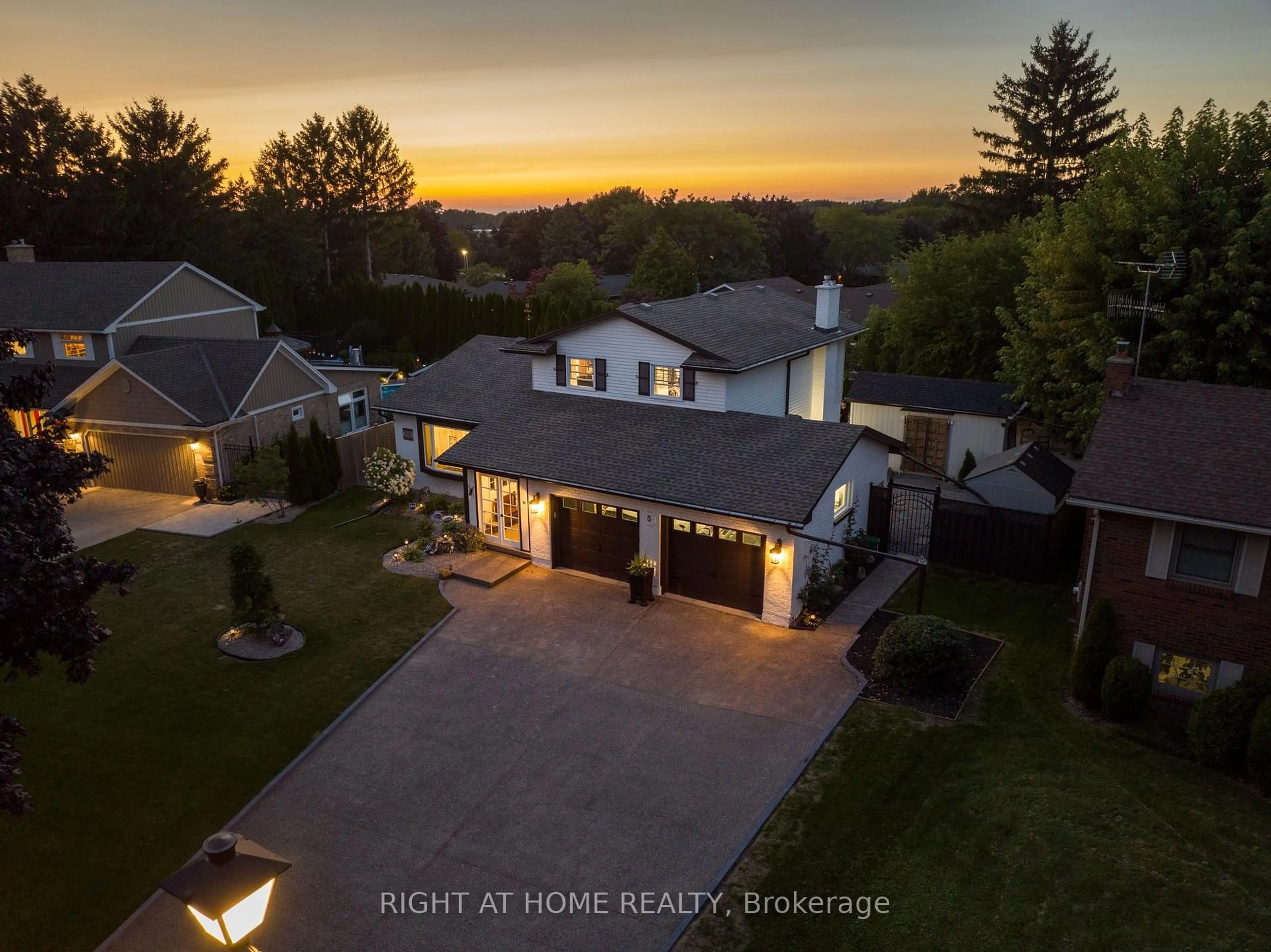 A pic from outside/outdoor area/front of a property/back of a property/a pic from drone, street for 5 Lower Canada Dr, Niagara-on-the-Lake Ontario L0S 1J0