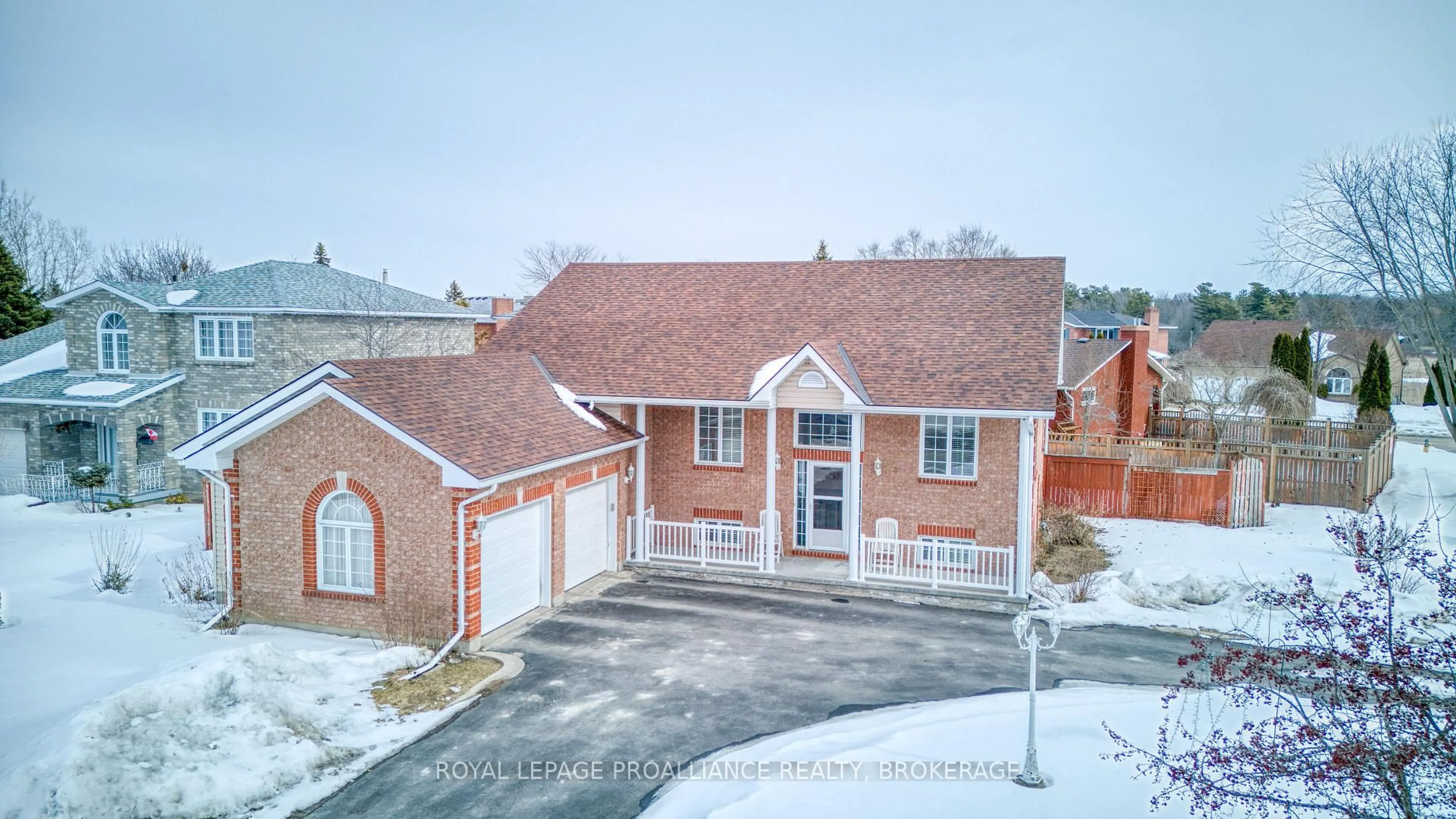 A pic from outside/outdoor area/front of a property/back of a property/a pic from drone, street for 662 Millbrook Cres, Kingston Ontario K7M 7Z8
