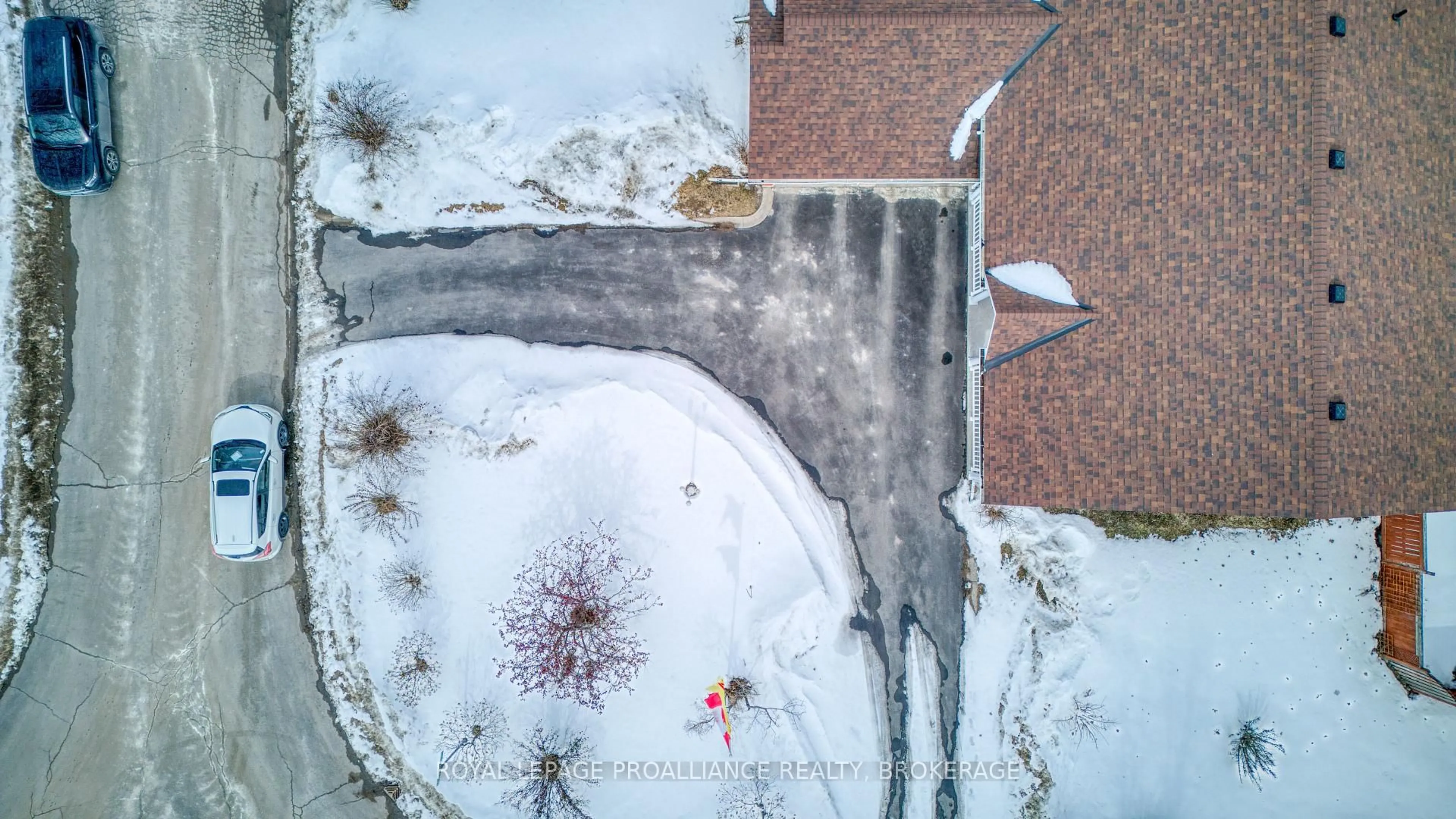 A pic from outside/outdoor area/front of a property/back of a property/a pic from drone, street for 662 Millbrook Cres, Kingston Ontario K7M 7Z8