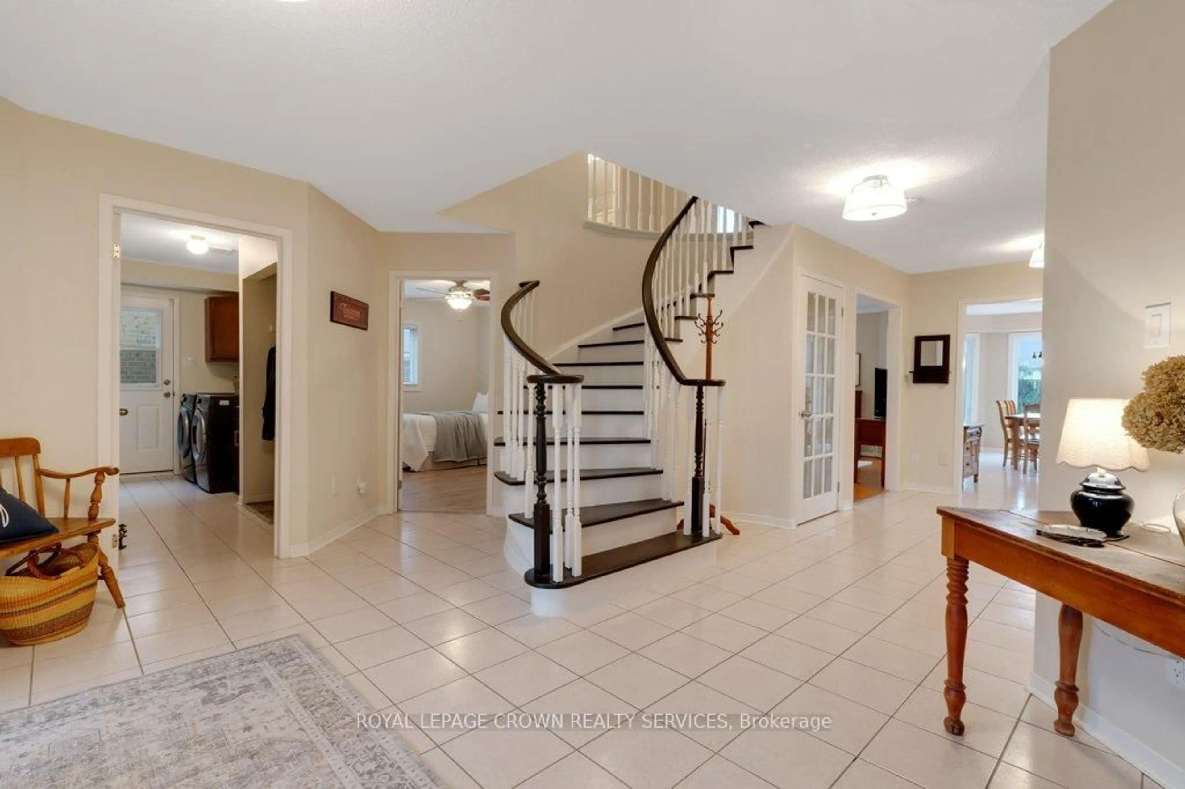 Indoor foyer for 32 Kingfisher Cres, Cambridge Ontario N1T 1P9