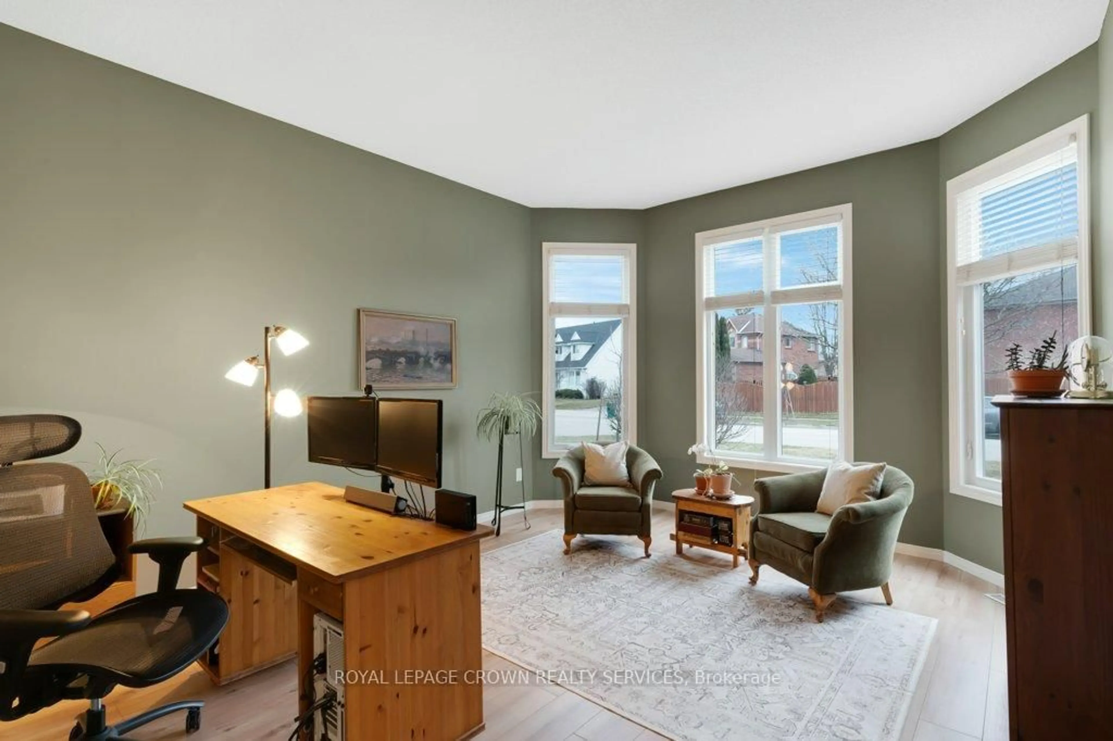 Living room with furniture, unknown for 32 Kingfisher Cres, Cambridge Ontario N1T 1P9
