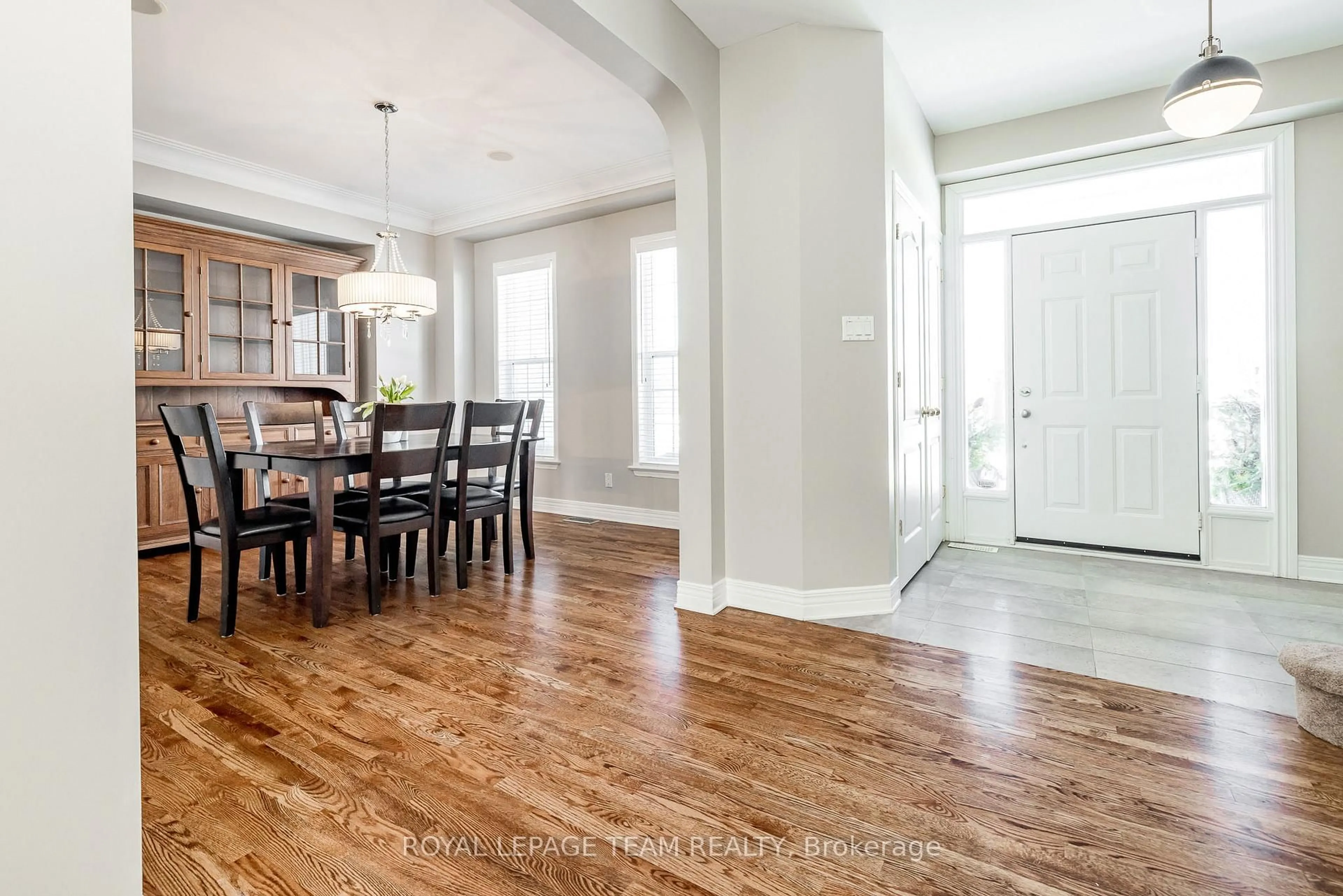 Indoor entryway for 10 Beechgrove Gdns, Stittsville Ontario K2S 1W5
