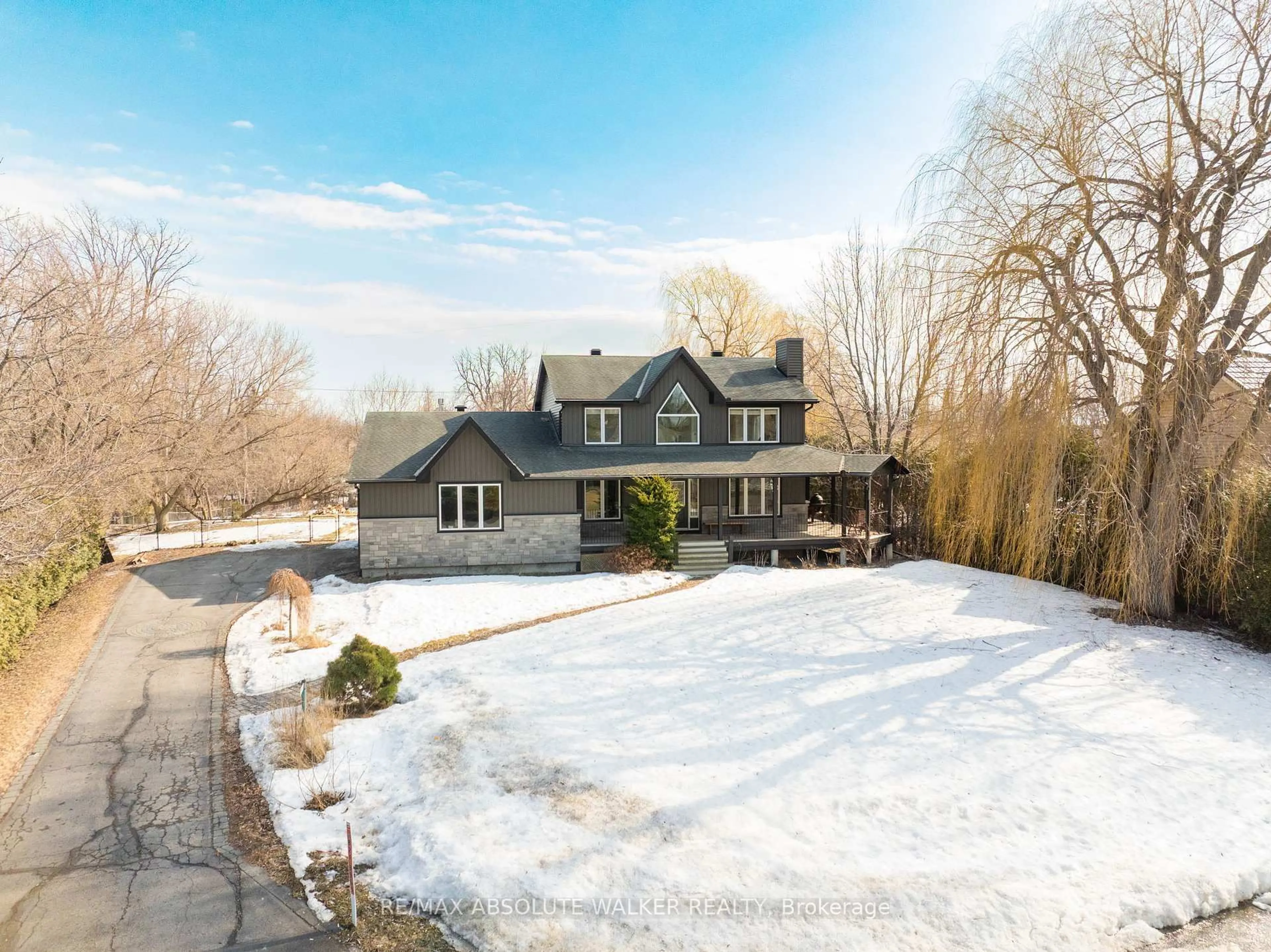 A pic from outside/outdoor area/front of a property/back of a property/a pic from drone, unknown for 2695 Glen St, Metcalfe Ontario K0A 2P0