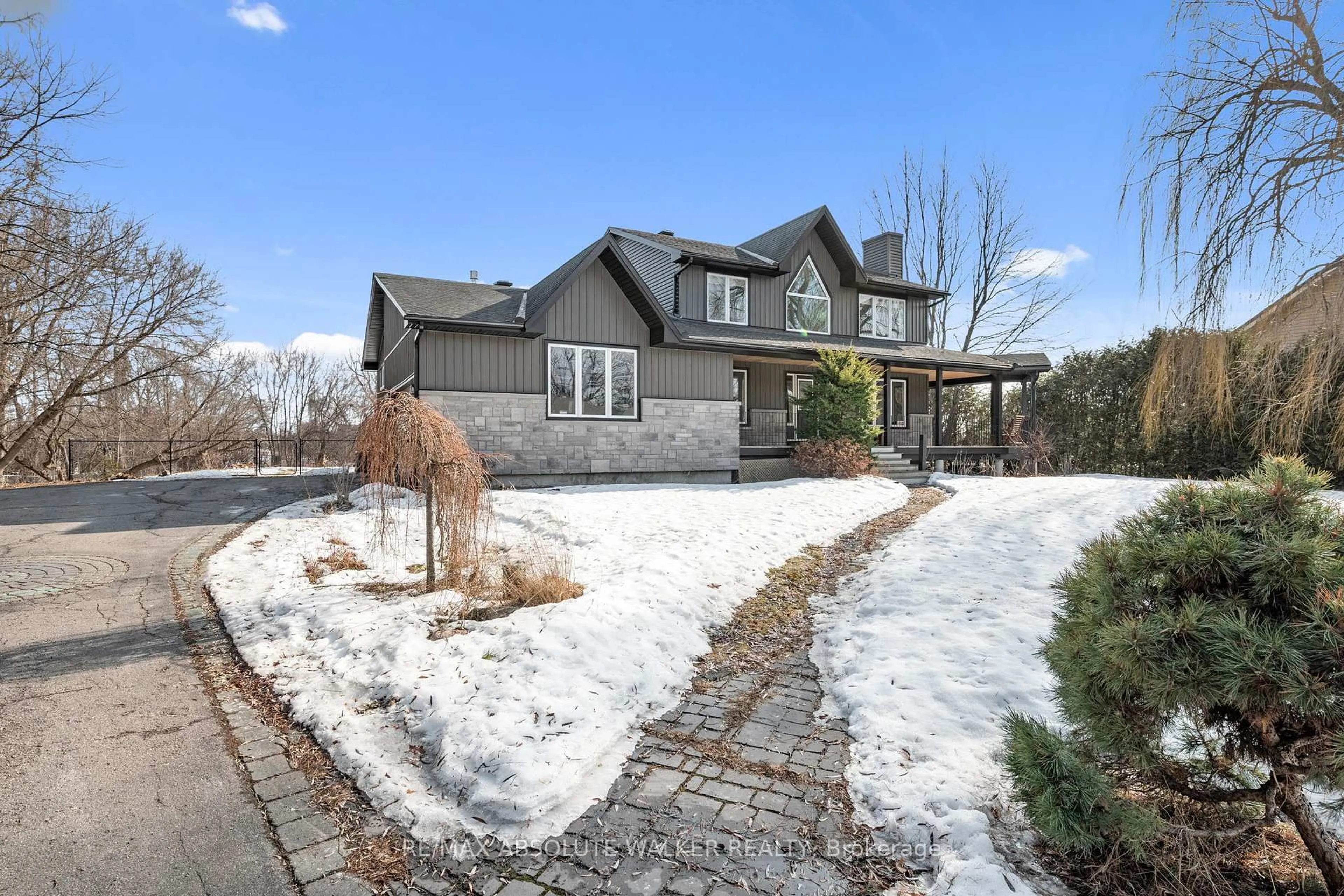 Home with brick exterior material, mountain view for 2695 Glen St, Metcalfe Ontario K0A 2P0