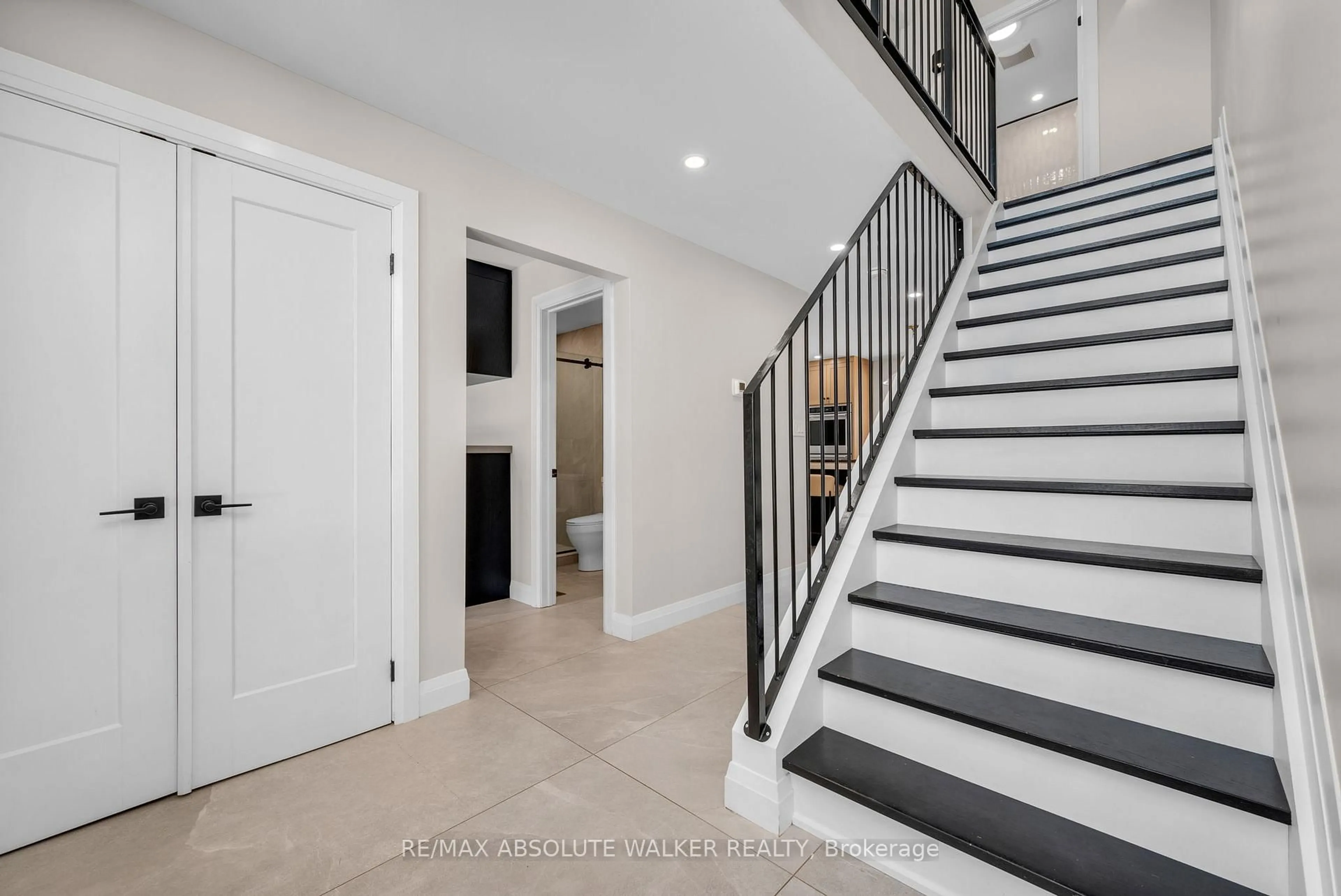 Indoor entryway for 2695 Glen St, Metcalfe Ontario K0A 2P0