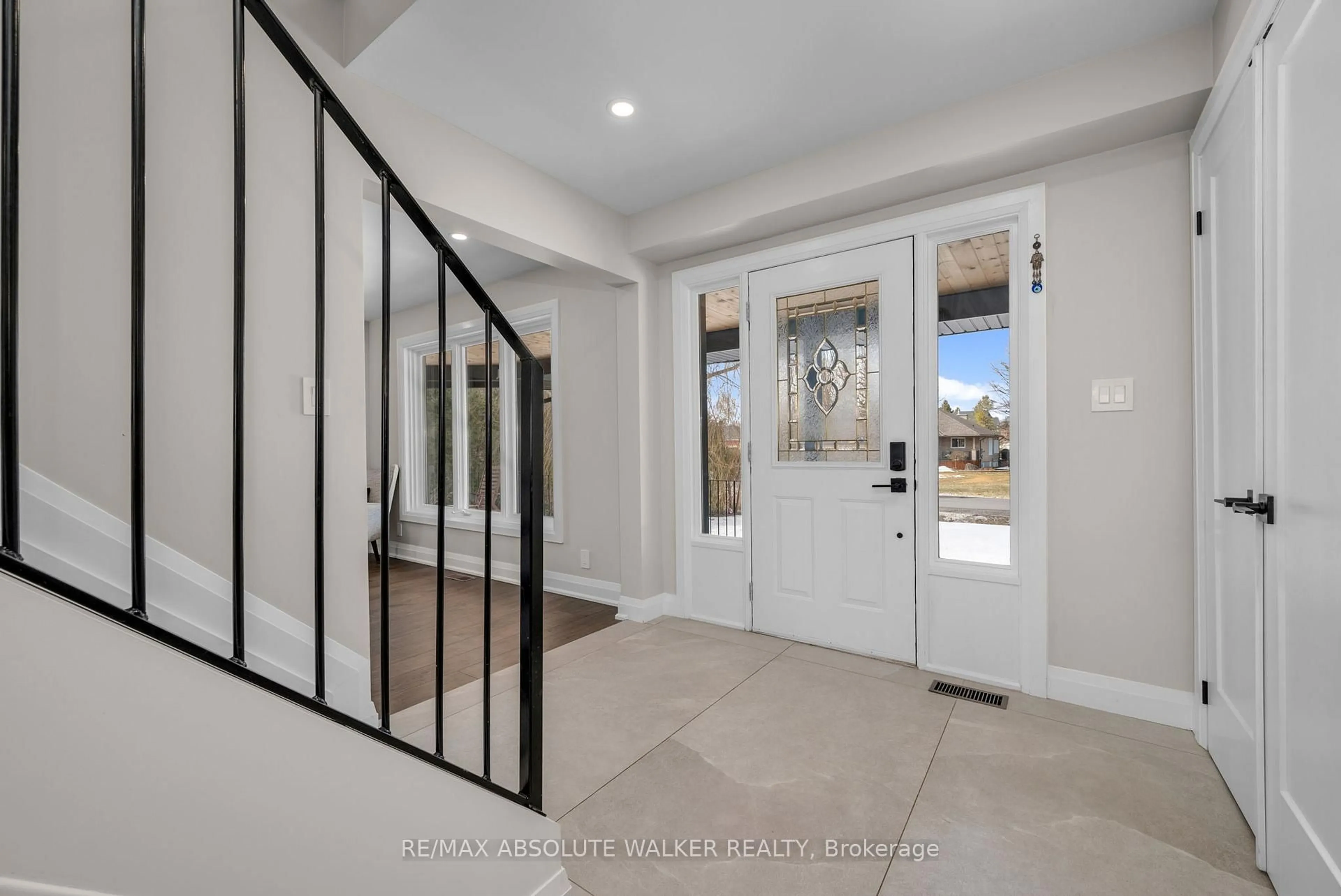 Indoor entryway for 2695 Glen St, Metcalfe Ontario K0A 2P0