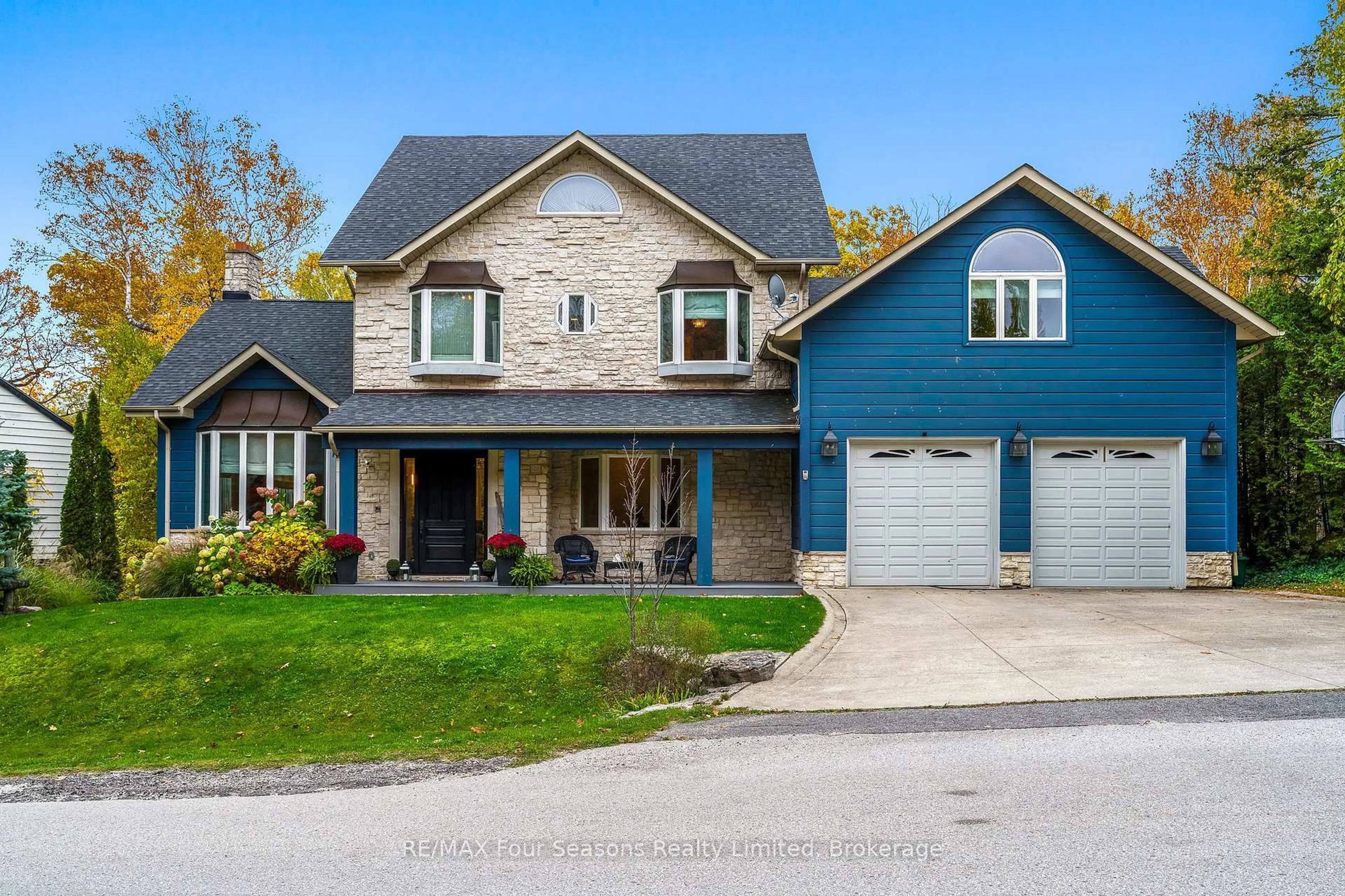 Home with vinyl exterior material, street for 149 Aspen Way, Blue Mountains Ontario L9Y 0S7