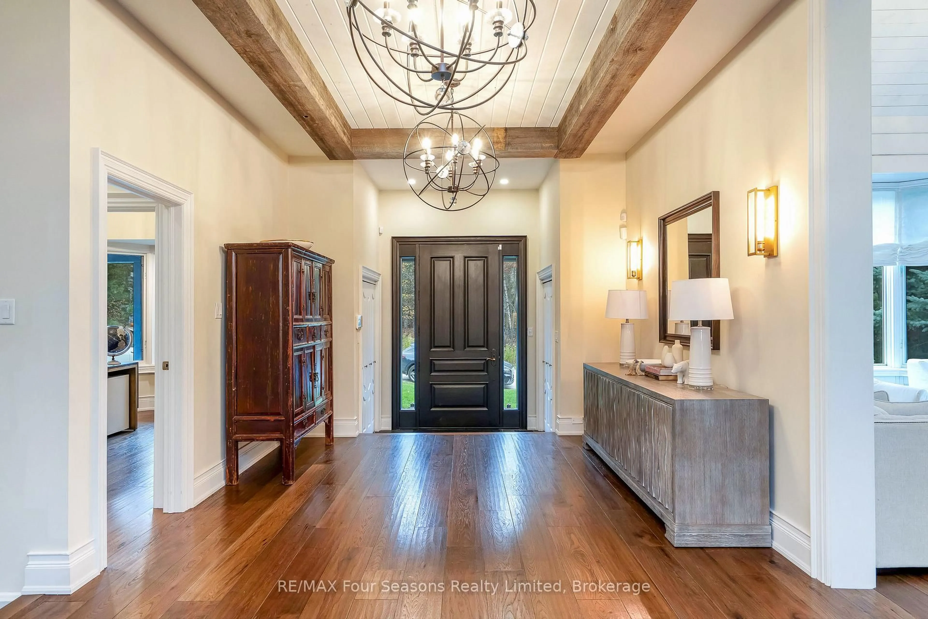 Indoor entryway for 149 Aspen Way, Blue Mountains Ontario L9Y 0S7
