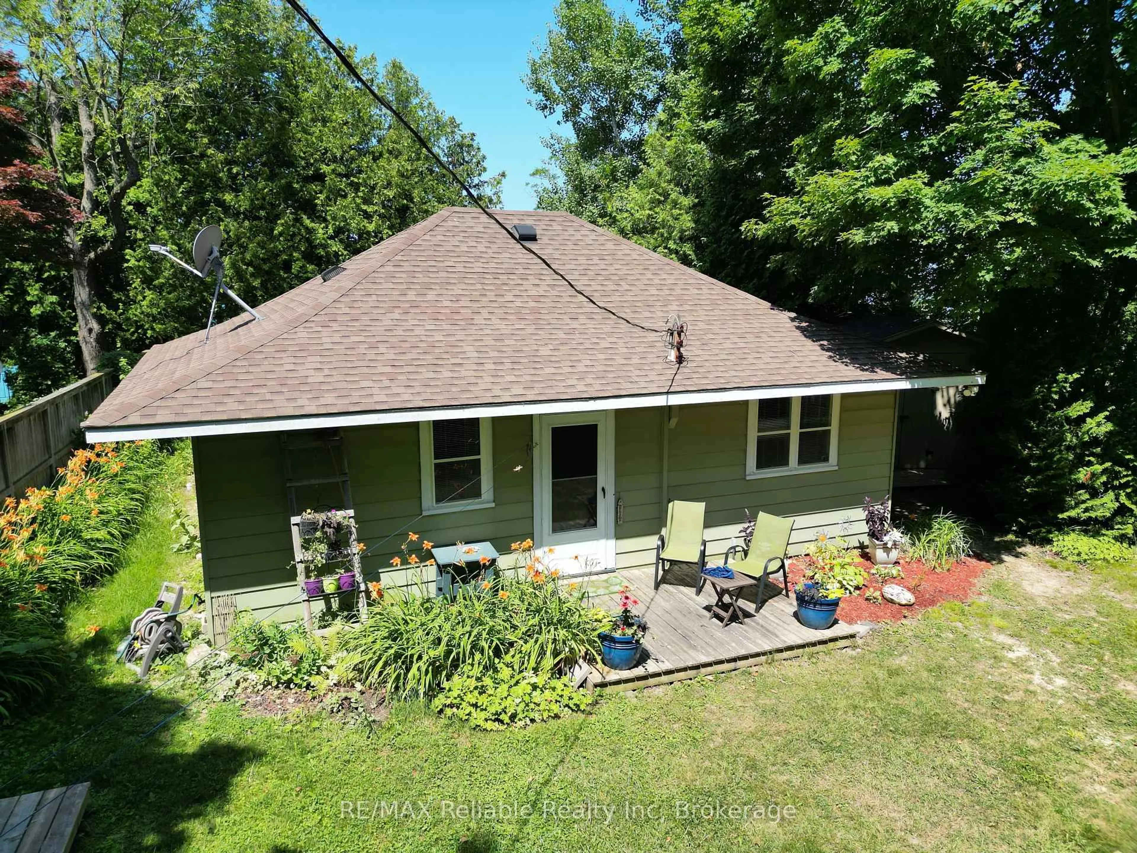 A pic from outside/outdoor area/front of a property/back of a property/a pic from drone, unknown for 78099 Elliotts Grove St, Central Huron Ontario N0M 1G0