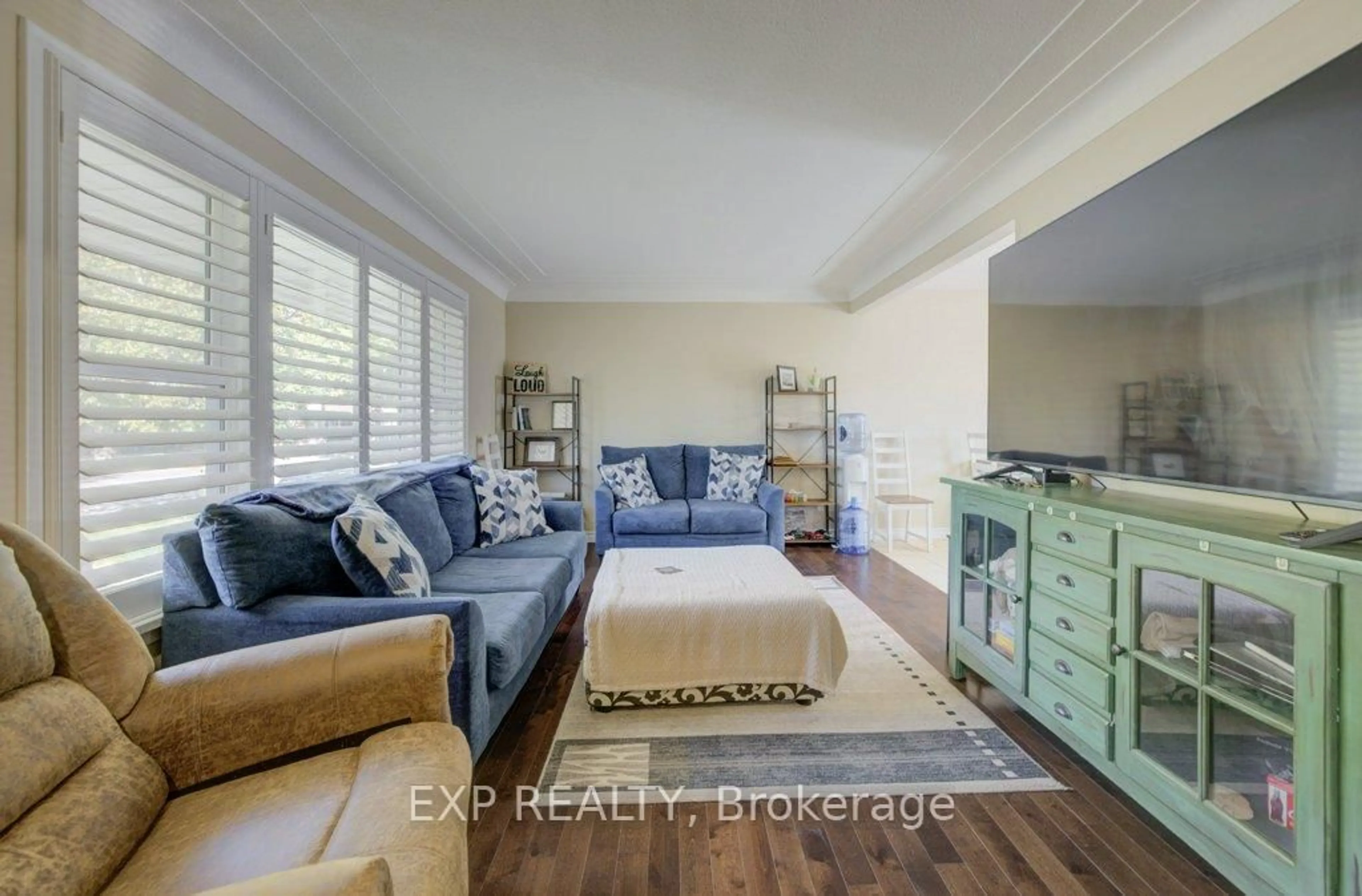 Living room with furniture, unknown for 8568 Champlain Dr, Niagara Falls Ontario L2G 6Y6