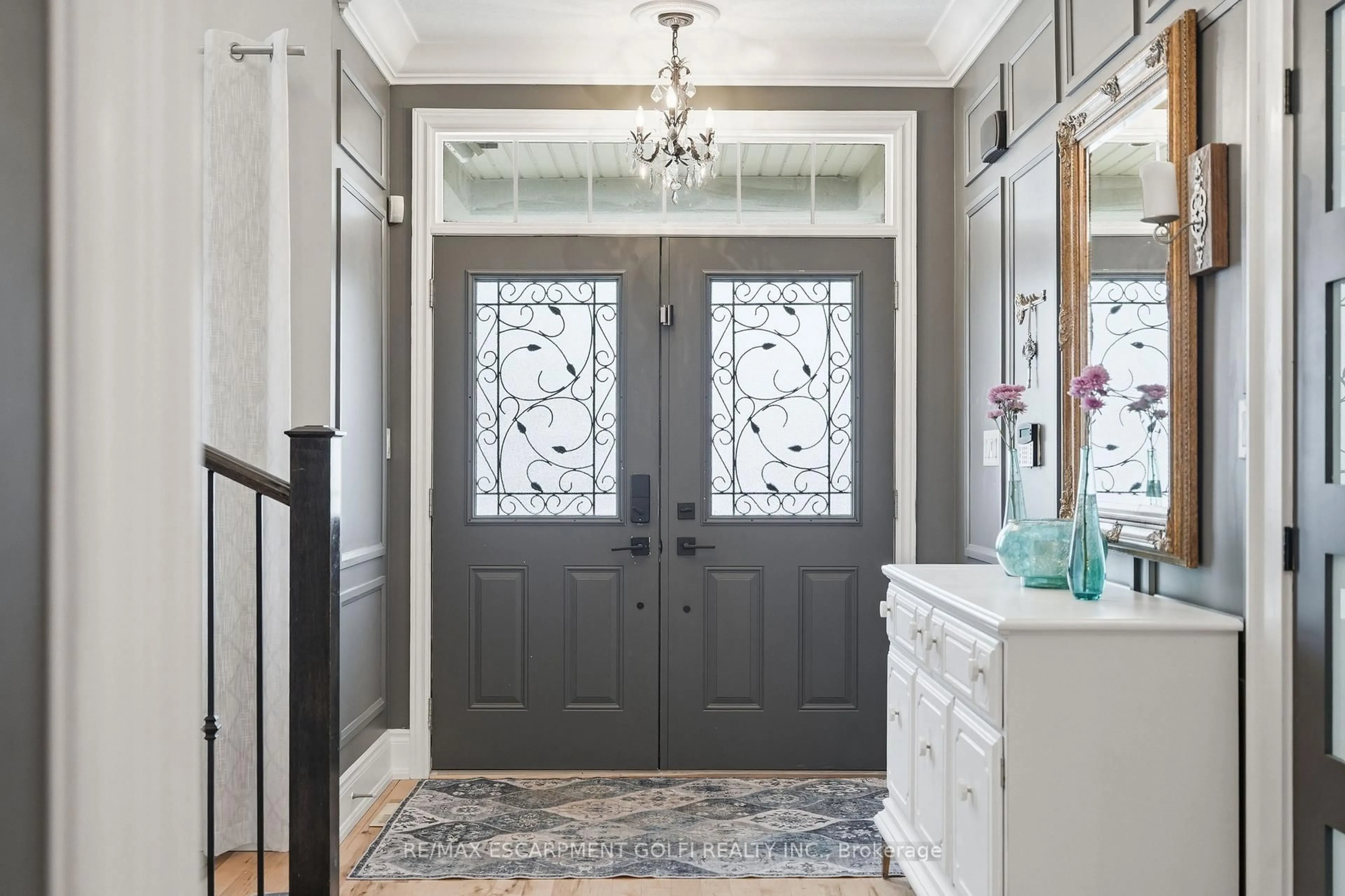 Indoor entryway for 36 Pavilion Dr, Hamilton Ontario L0R 1C0