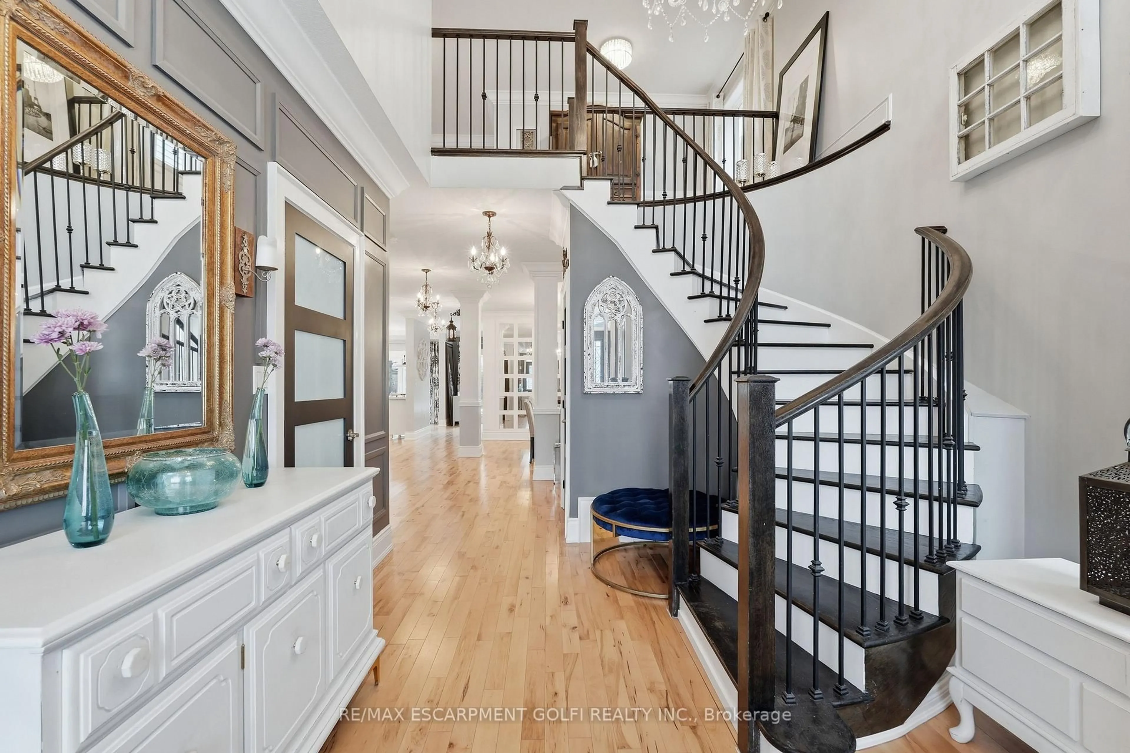 Indoor entryway for 36 Pavilion Dr, Hamilton Ontario L0R 1C0