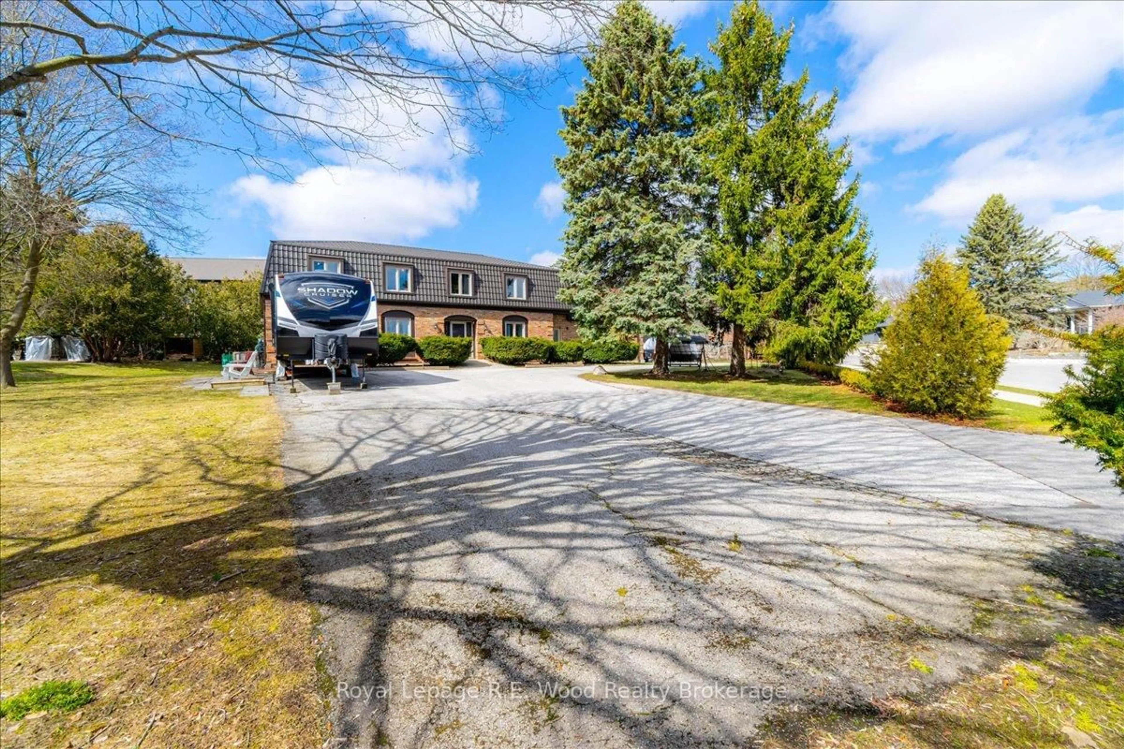 A pic from outside/outdoor area/front of a property/back of a property/a pic from drone, mountain view for 9 Woodcock Dr, Tillsonburg Ontario N4G 4L7