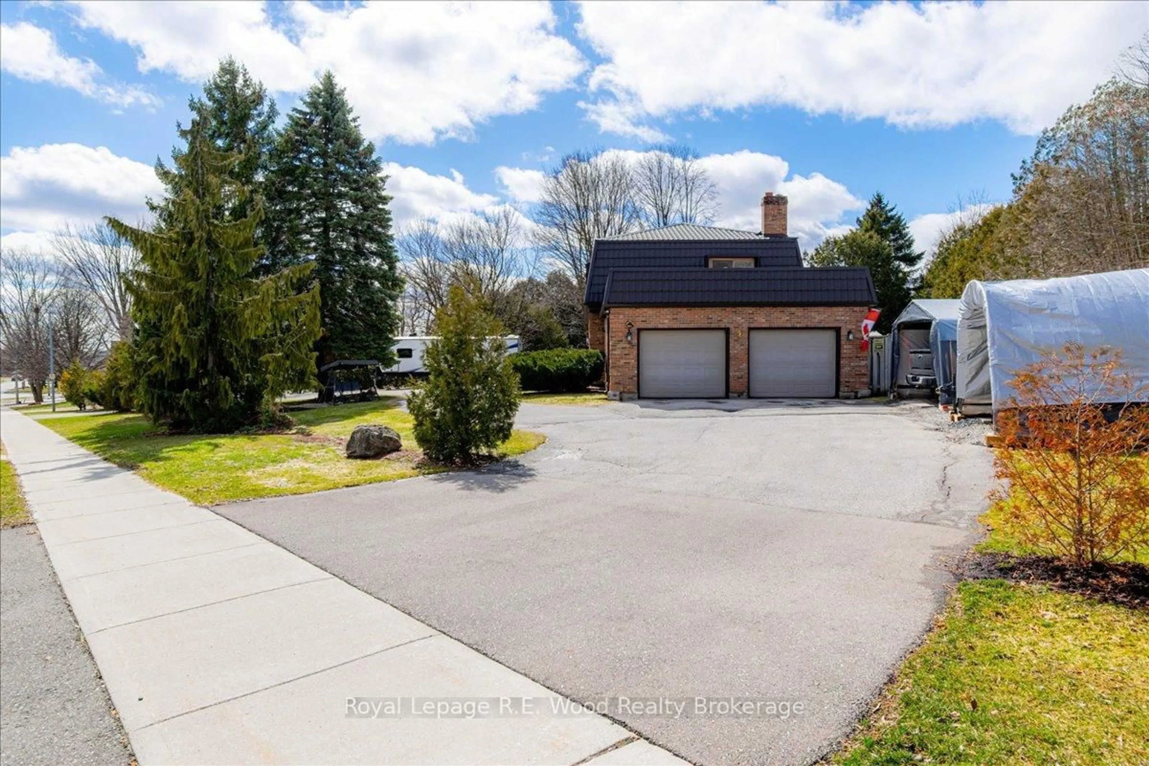 A pic from outside/outdoor area/front of a property/back of a property/a pic from drone, street for 9 Woodcock Dr, Tillsonburg Ontario N4G 4L7