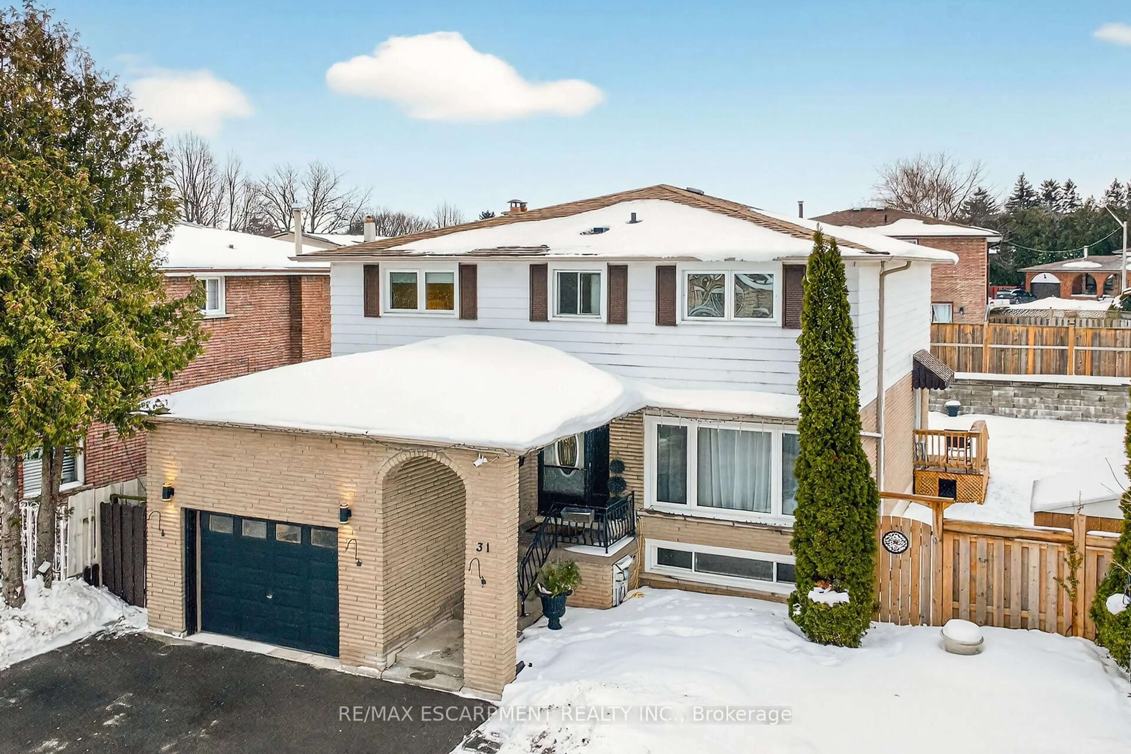 A pic from outside/outdoor area/front of a property/back of a property/a pic from drone, street for 31 Maynard St, Hamilton Ontario L9B 1R9