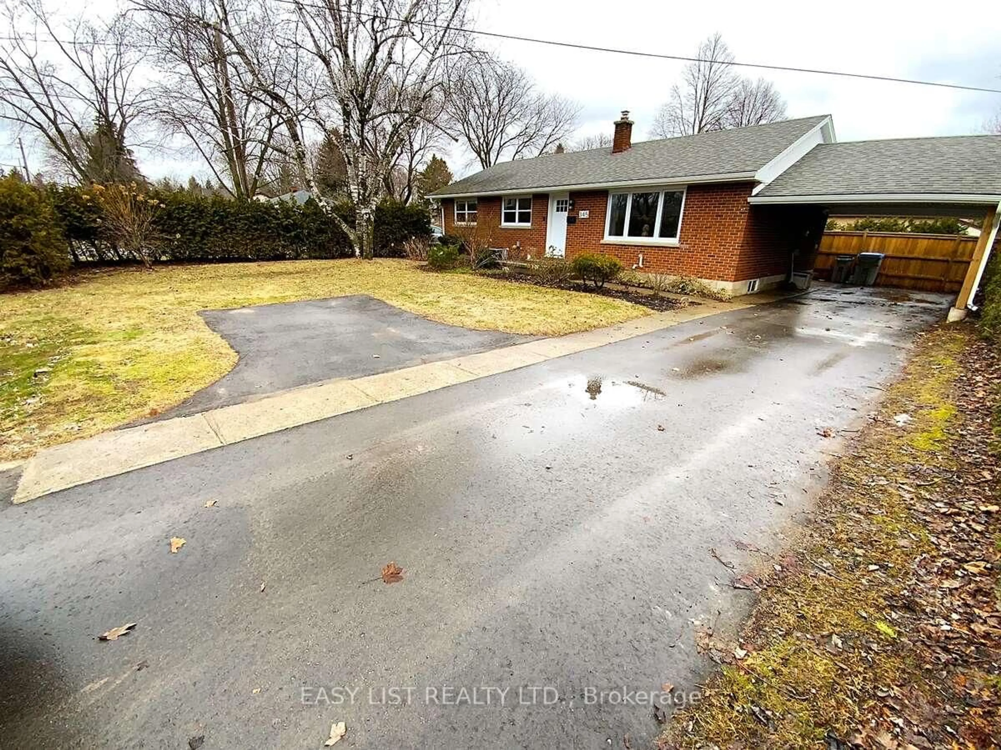 A pic from outside/outdoor area/front of a property/back of a property/a pic from drone, street for 345 Head St, Strathroy-Caradoc Ontario N7G 2J8